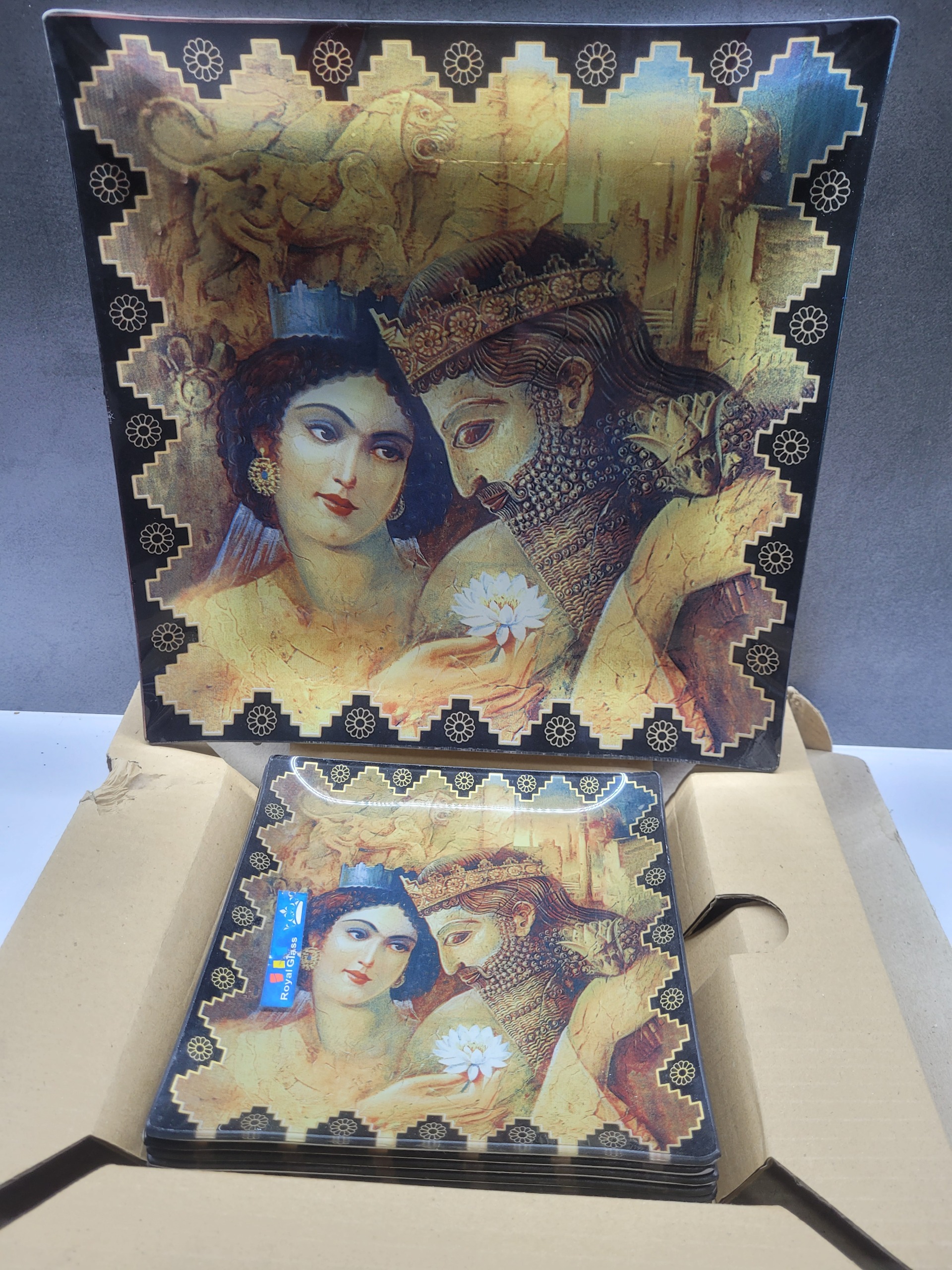 یک عدد سینی بزرگ و 5عدد بشقاب طرح تخت جمشید