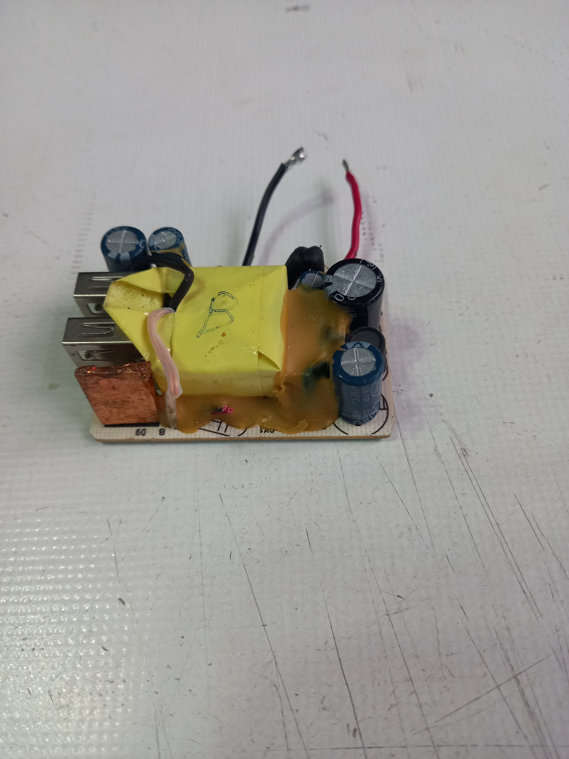 منبع تغذیه 5 ولت 1.5 آمپر