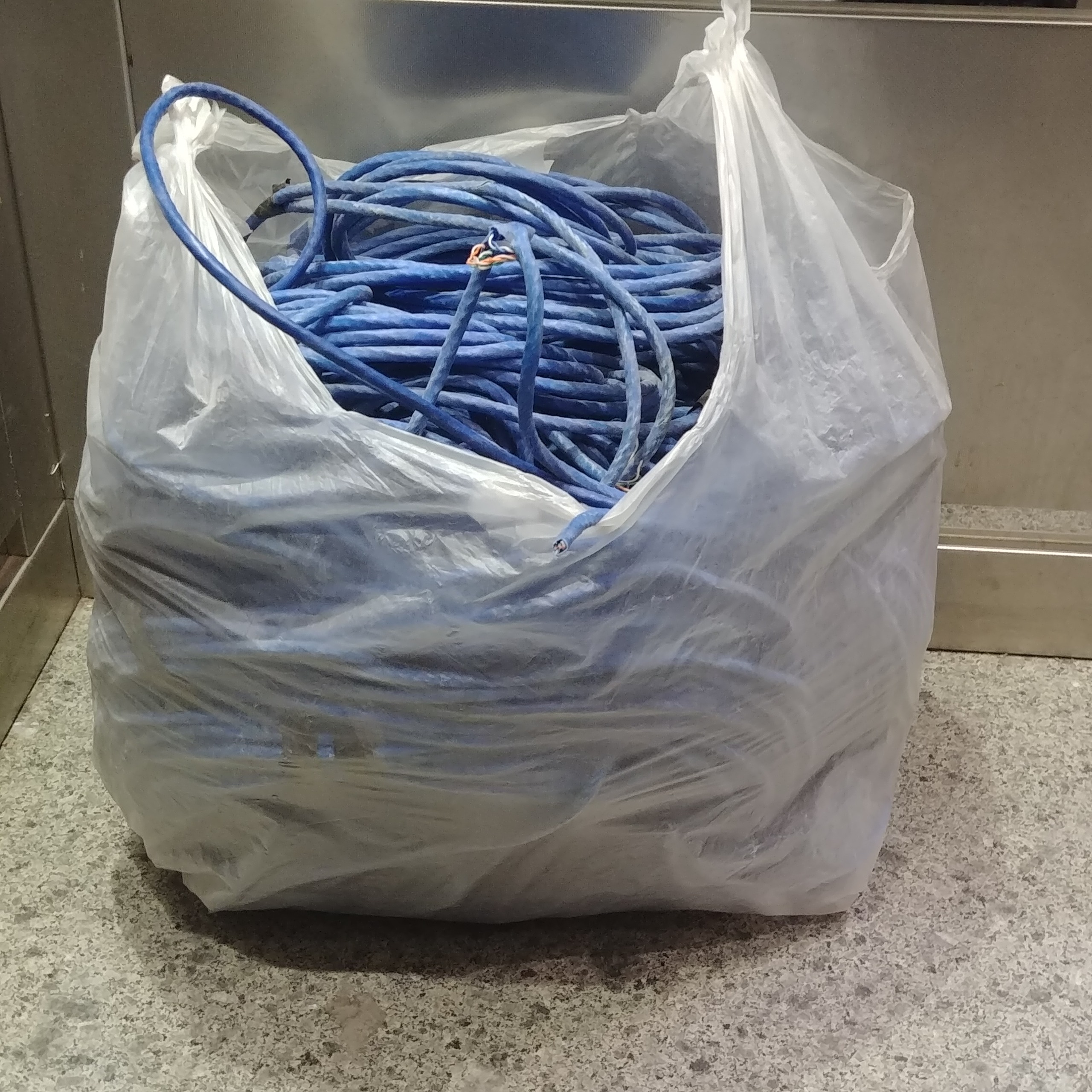 بیش از 250 متر کابل Cat6، حدود 15 تکه به صورت یکجا