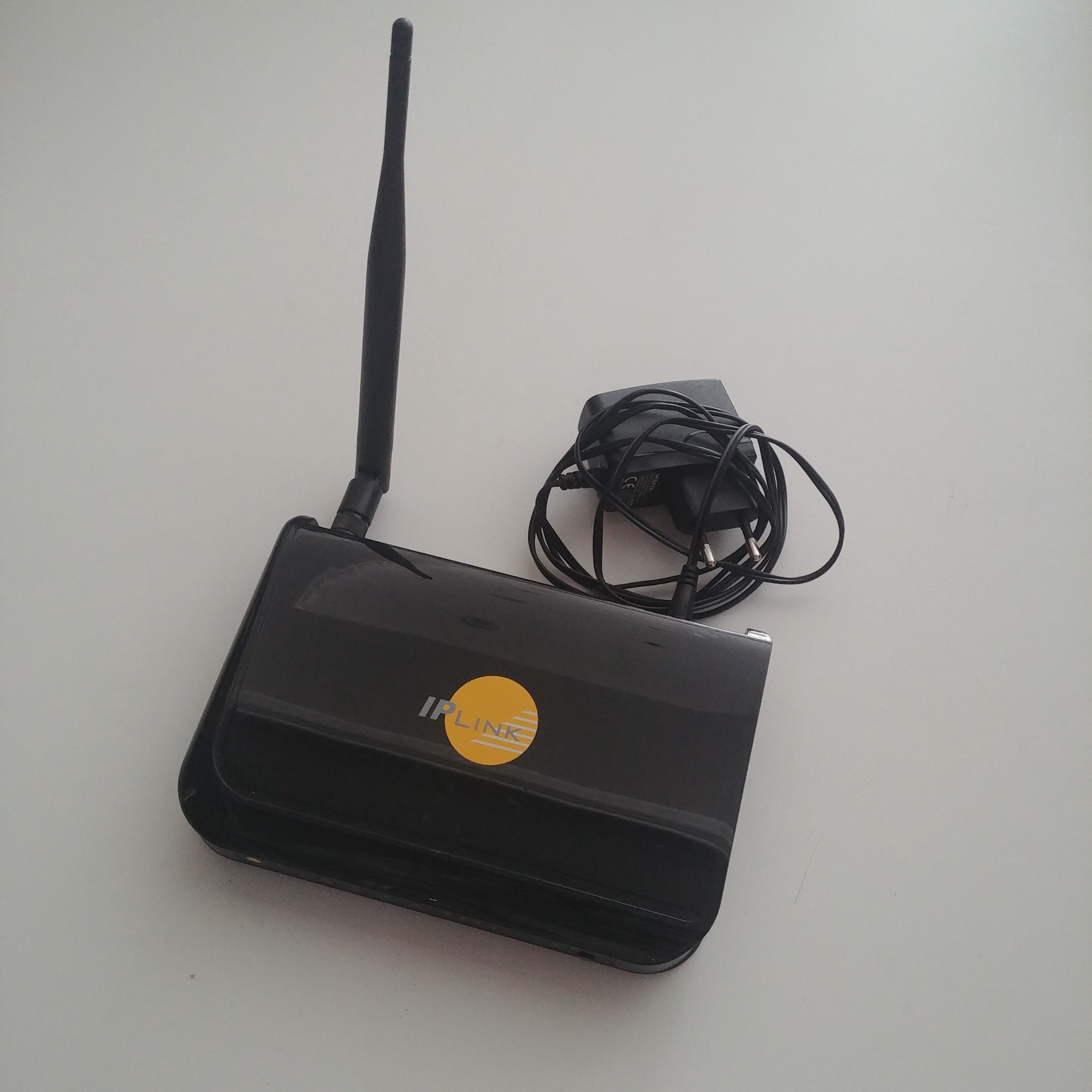 مودم 4پورت IPlink به همراه آداپتور