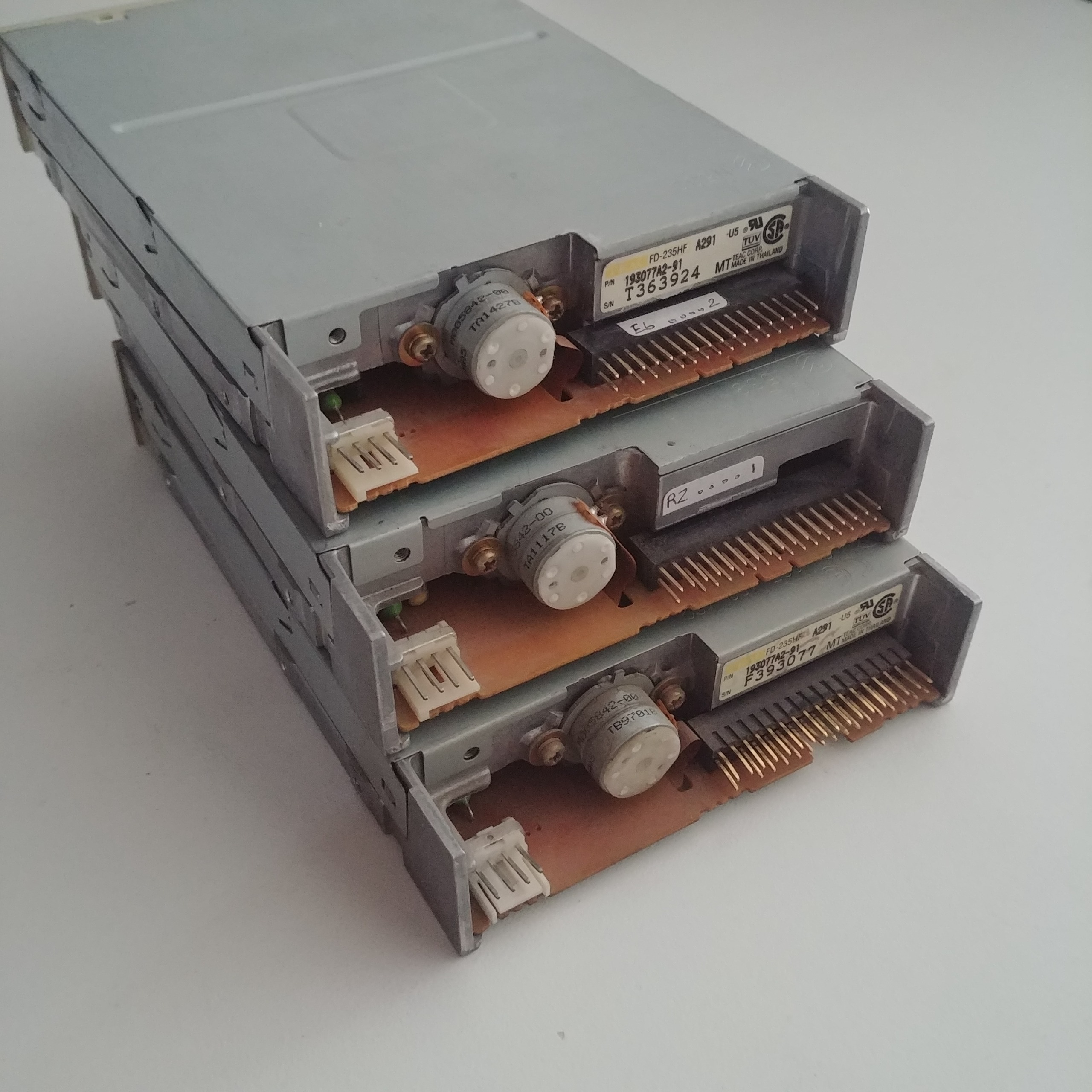 فلاپی درایوهای قدیمی سفید نیم برد و تست شده