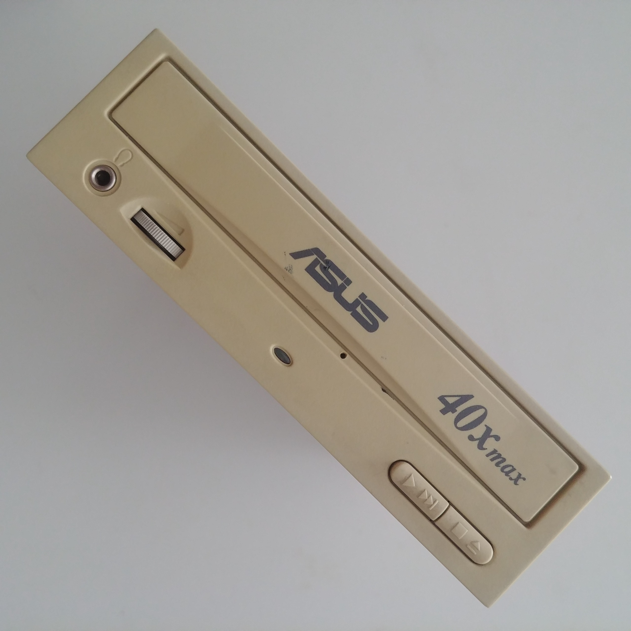 سی دی رام سالم ایسوس بسیار قدیمی و سنگین