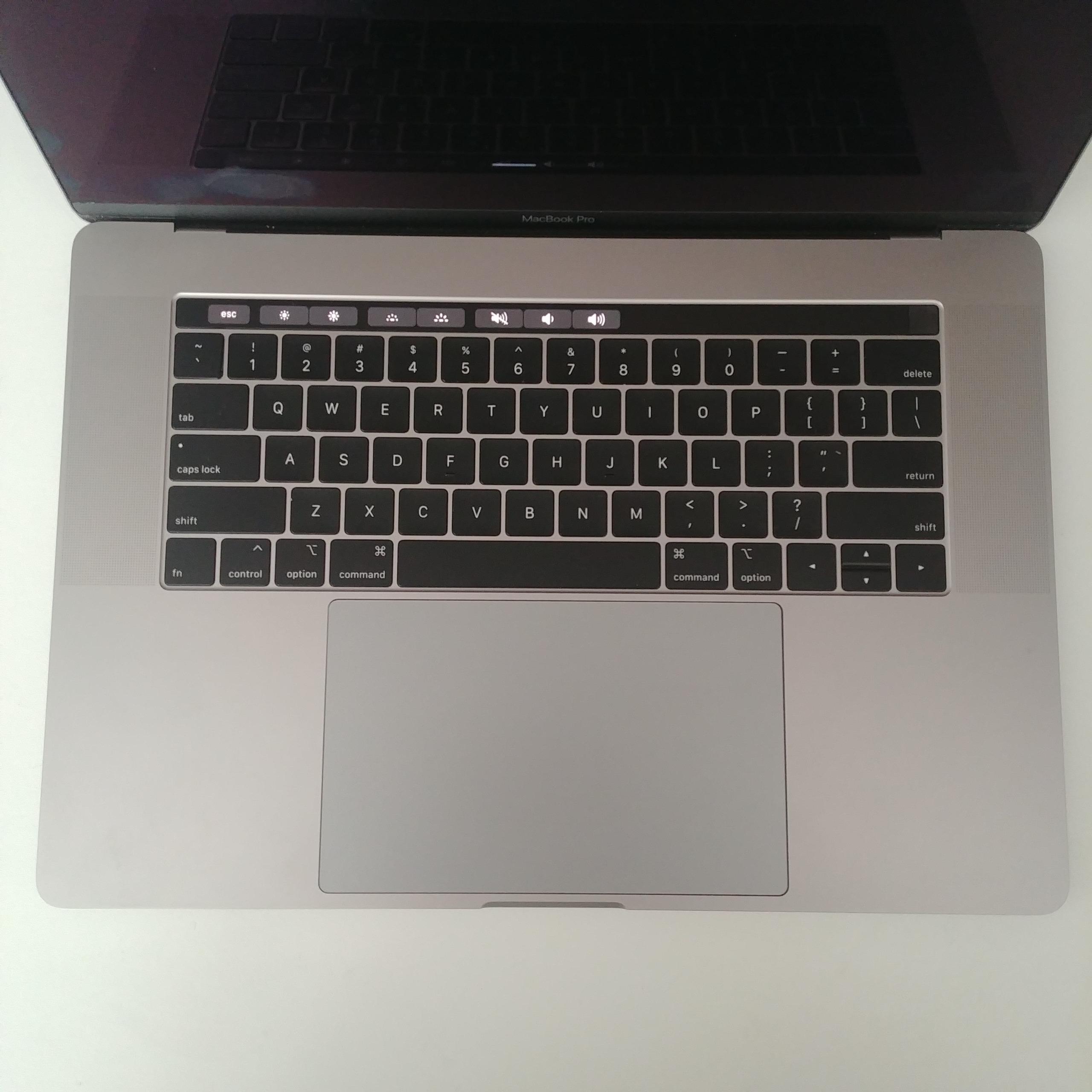 مک بوک پرو i9 نسل9 رم16 با 4گیگ گرافیک مجزا