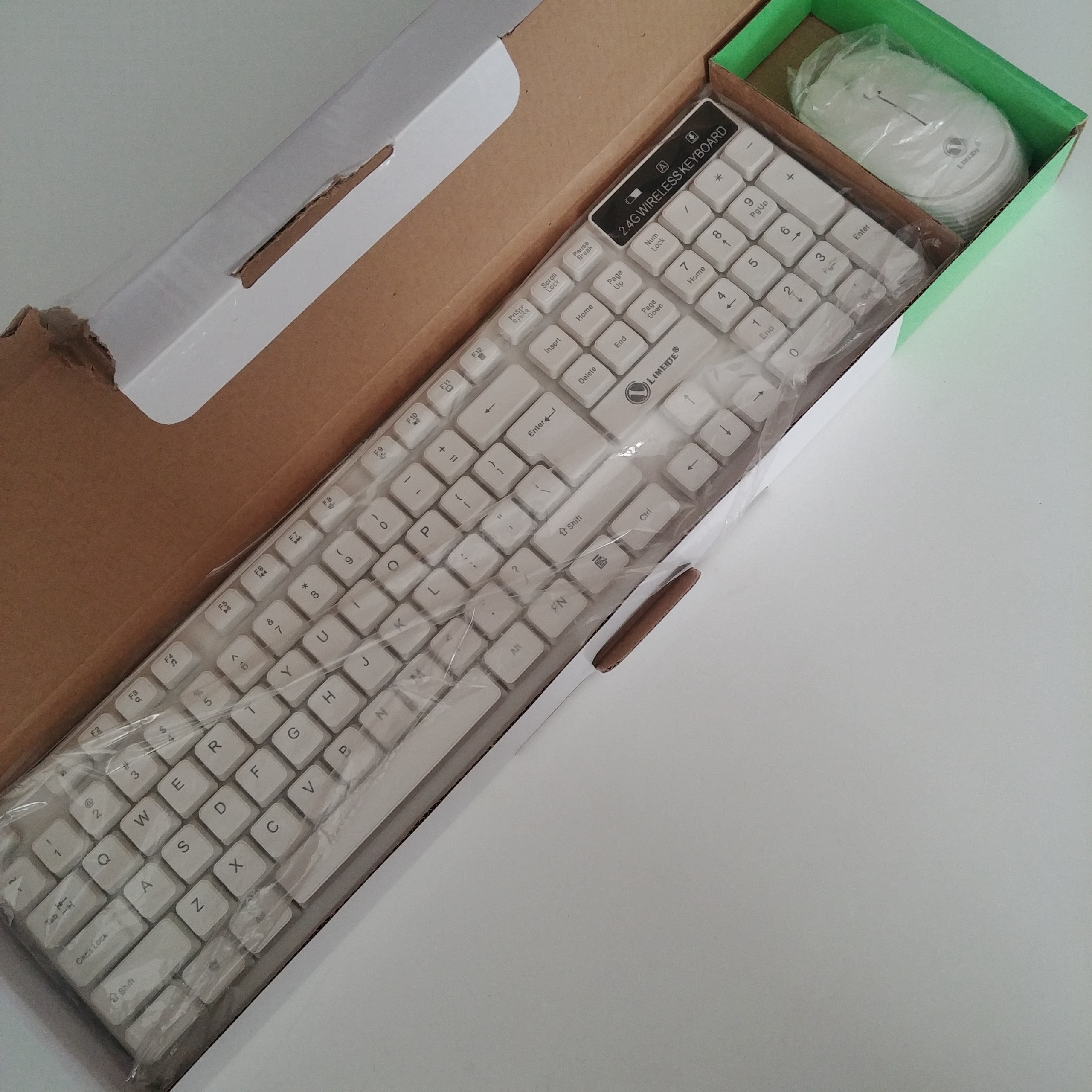 موس و کیبورد بی سیم سفید و چشم نواز آکبند