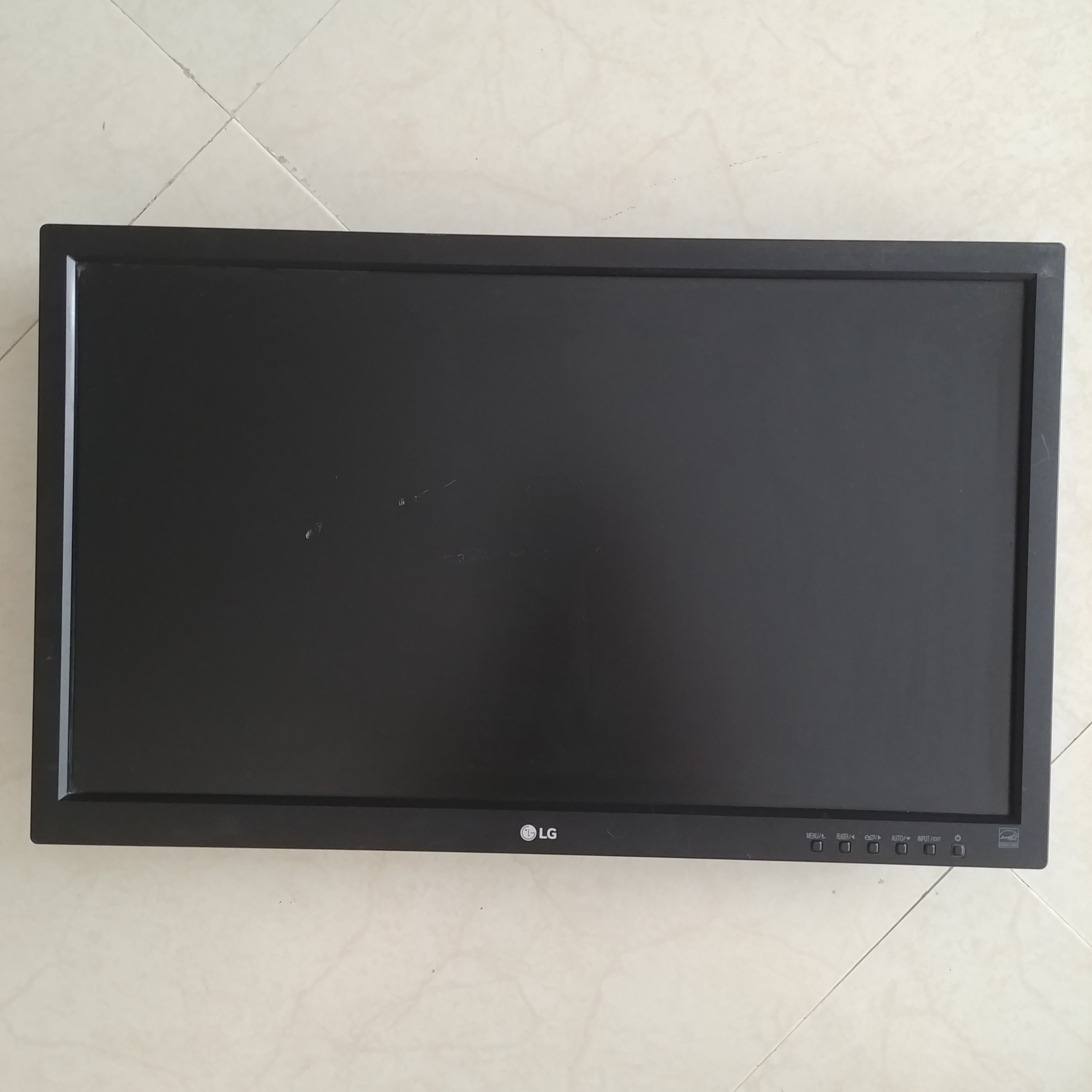 مانیتور 23 اینچ LG فولHD با کمی خط و خش