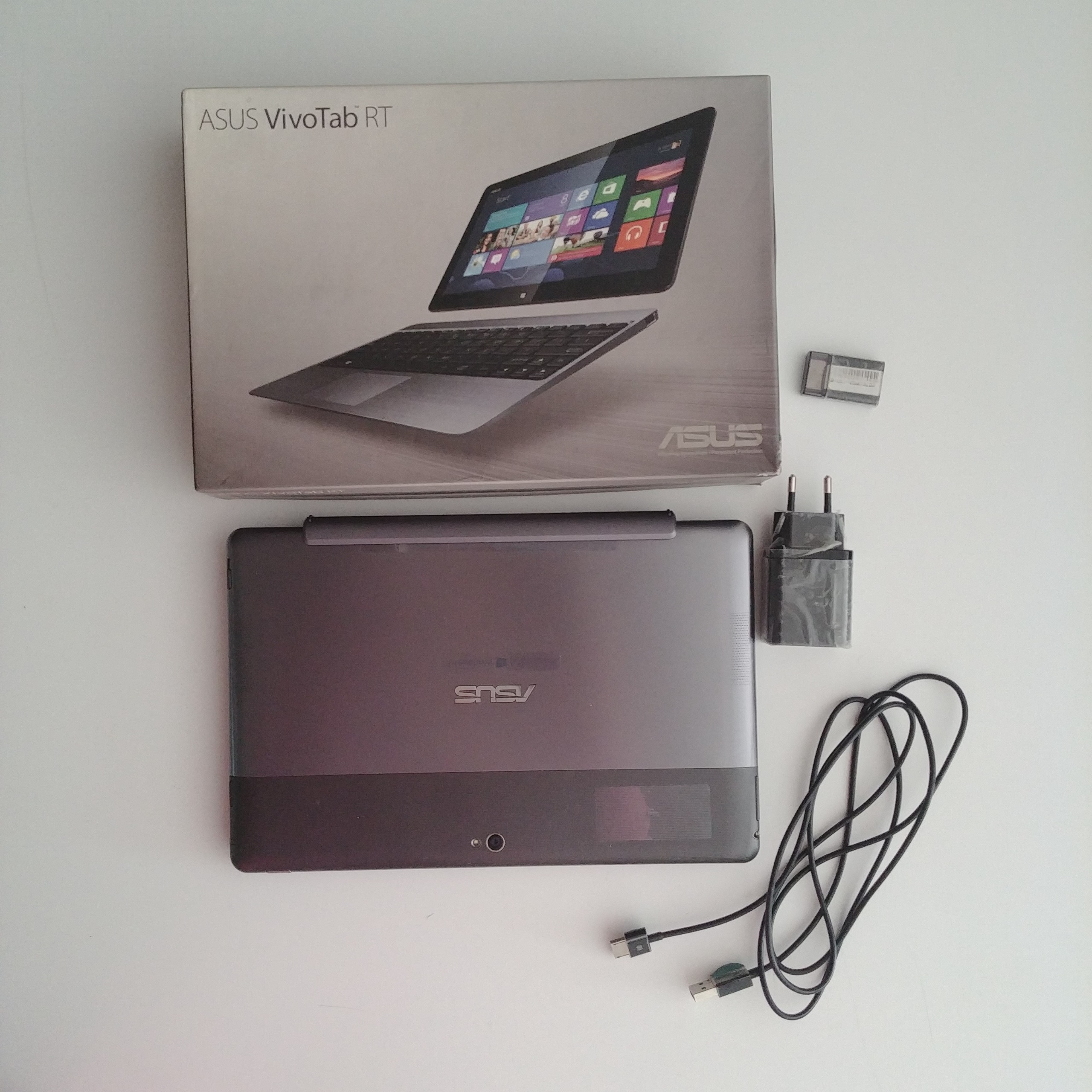 تبلت Asus VivoBook RT با کیبورد و متعلقات