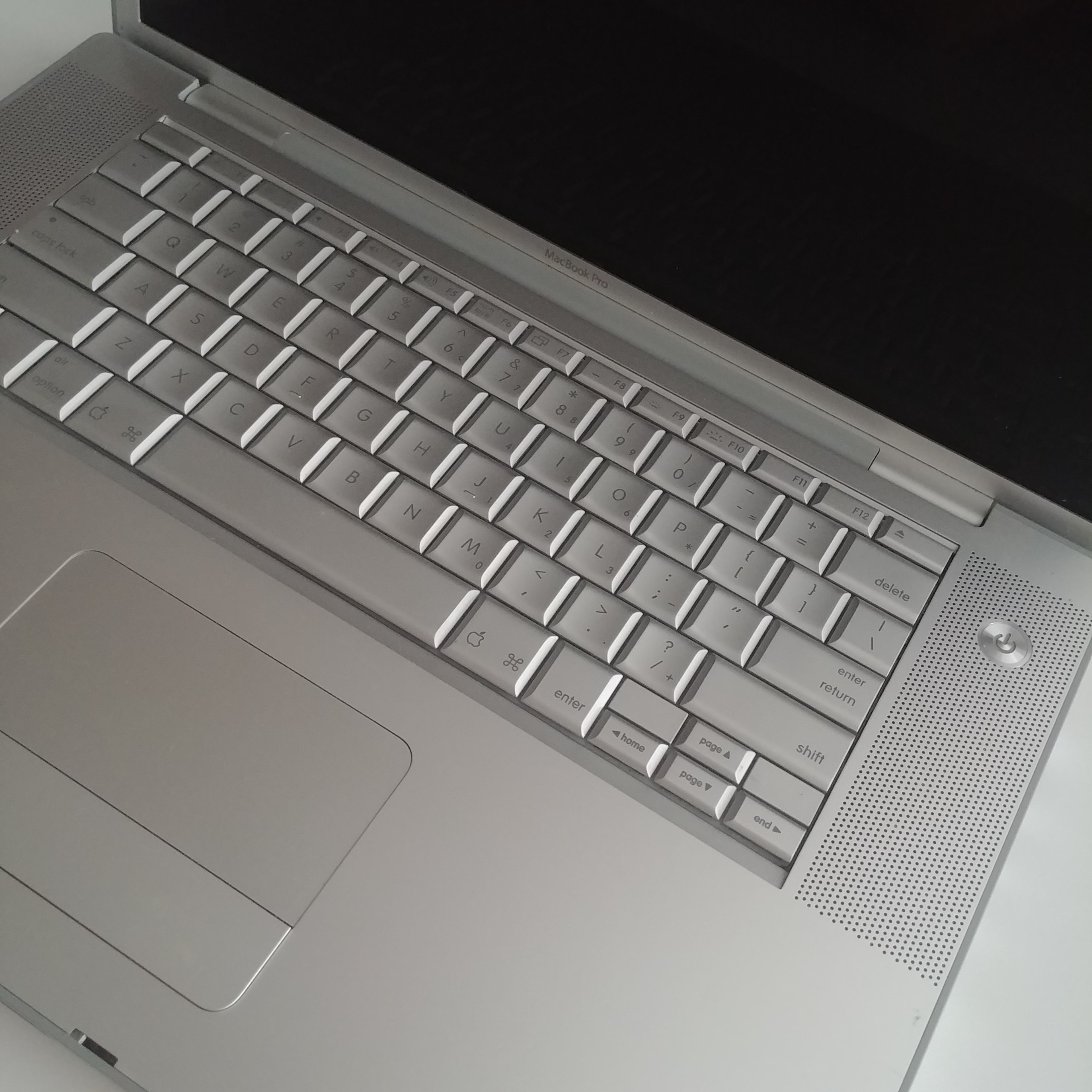 مک بوک پرو A1211 رم4 با شارژر اصلی 0440