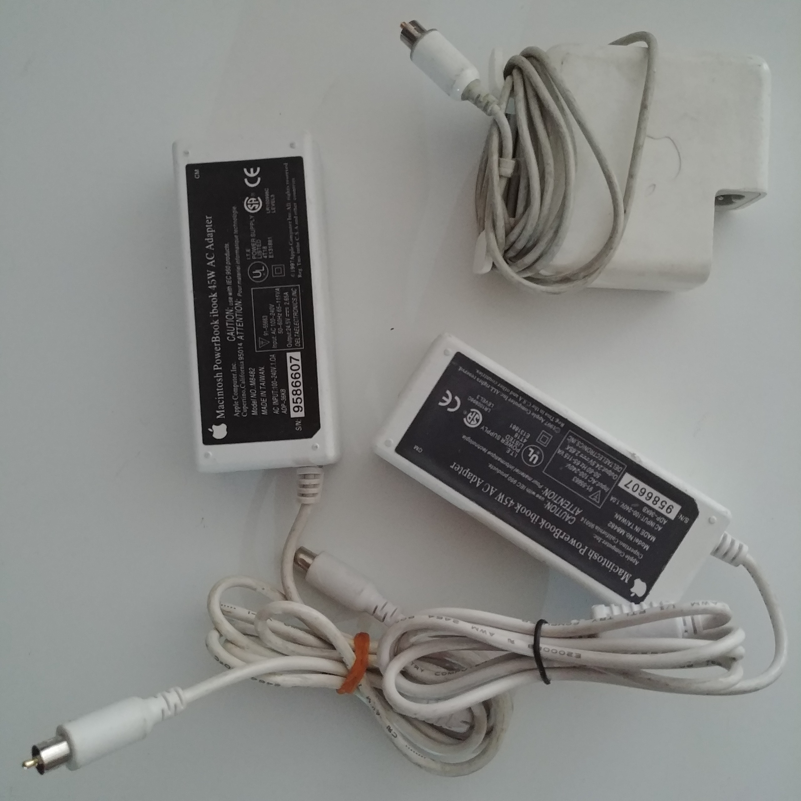 شارژر آنتنی و بسیار قدیمی و کمیاب لپ تاپ های اپل