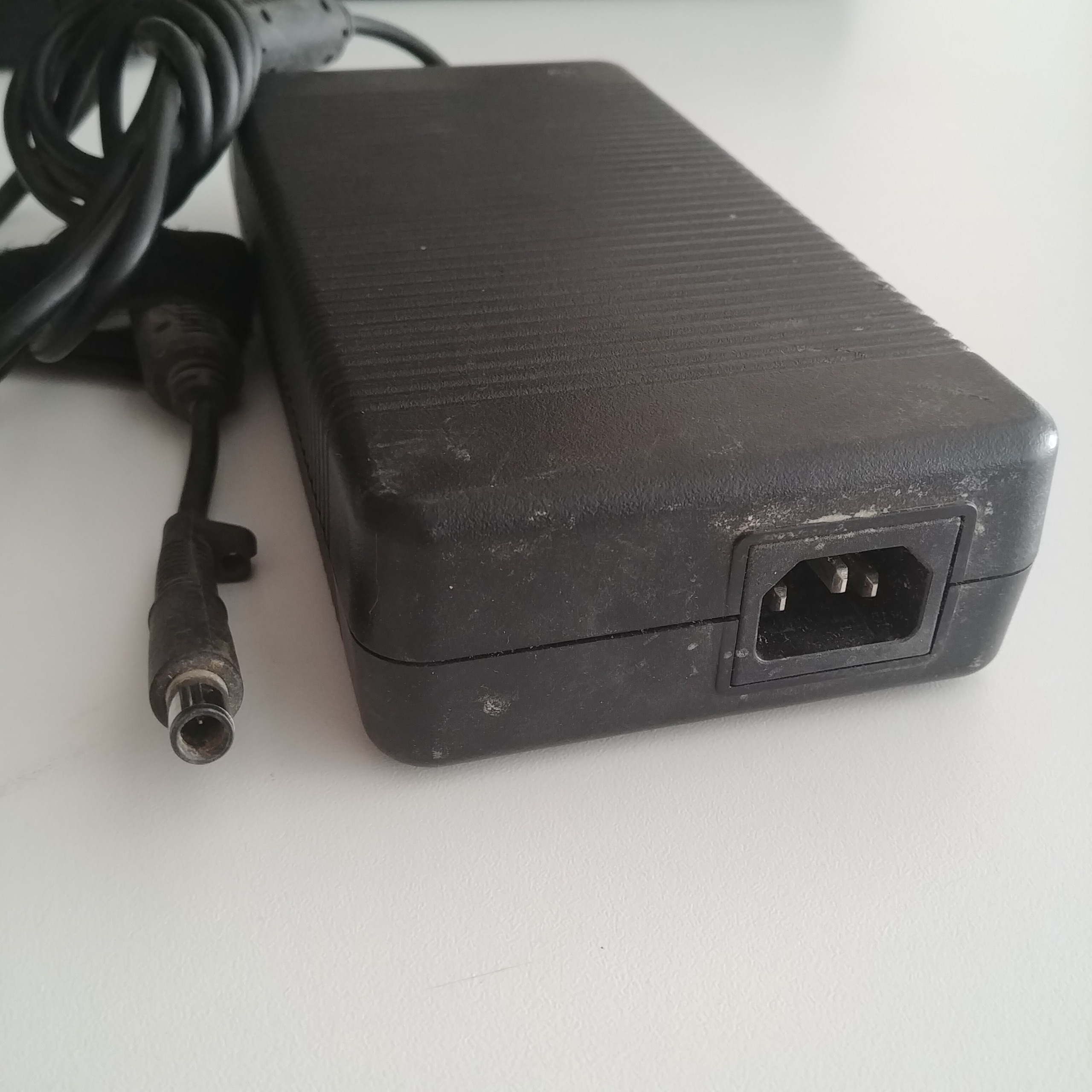 شارژر هیولای HP با 12 آمپر (19V 11/8A)