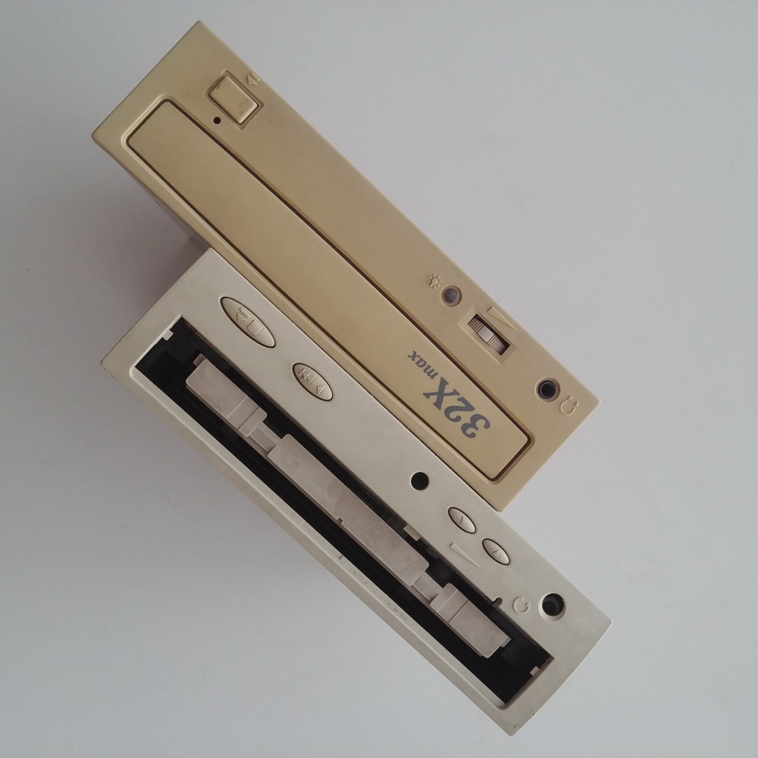 سی دی رام CD Rom بسیار قدیمی و سنگین IDE