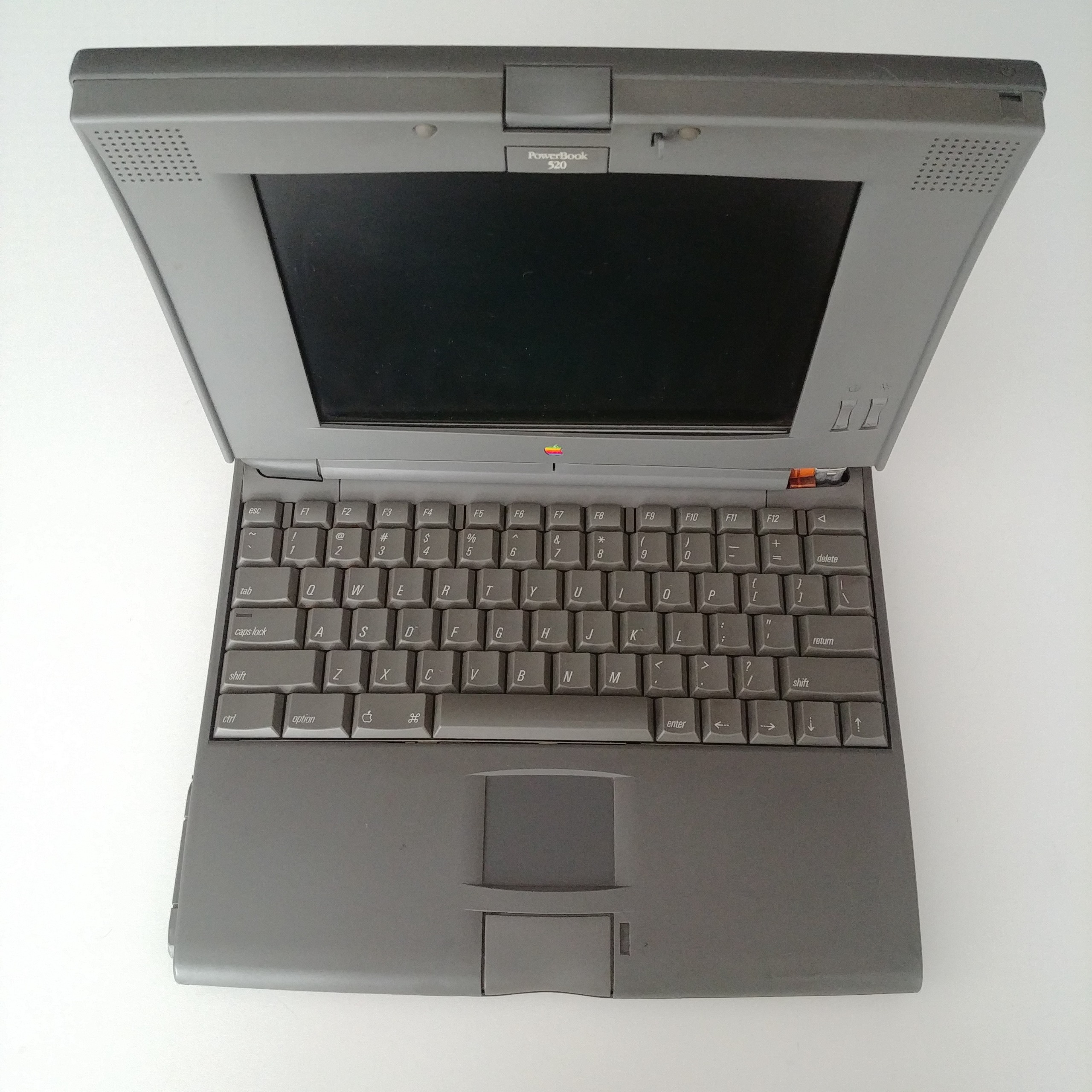 لپ تاپ بسیار قدیمی اپل سالم و روشن