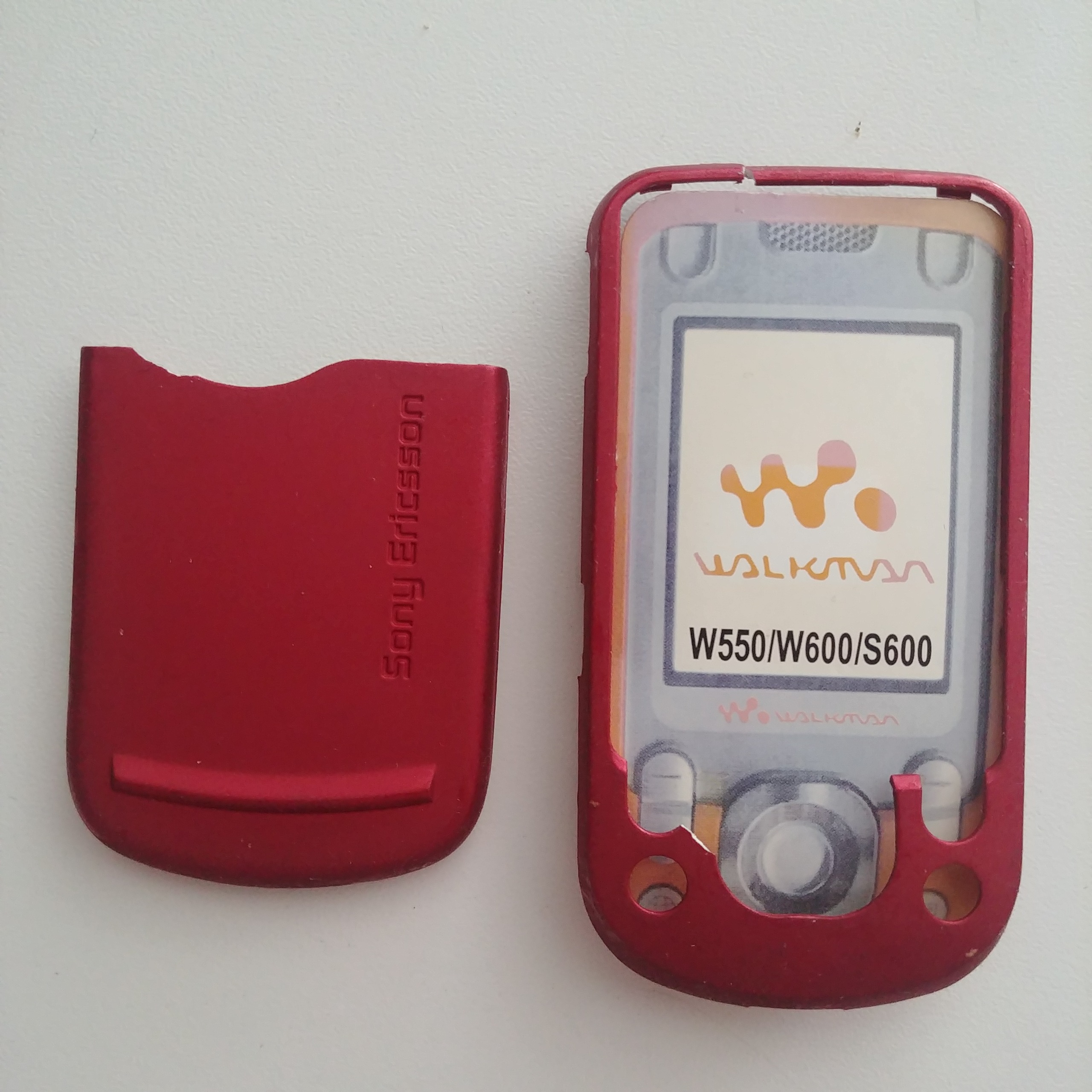 قاب سونی اریکسون W550 قرمز دارای شکشتگی کد 0425