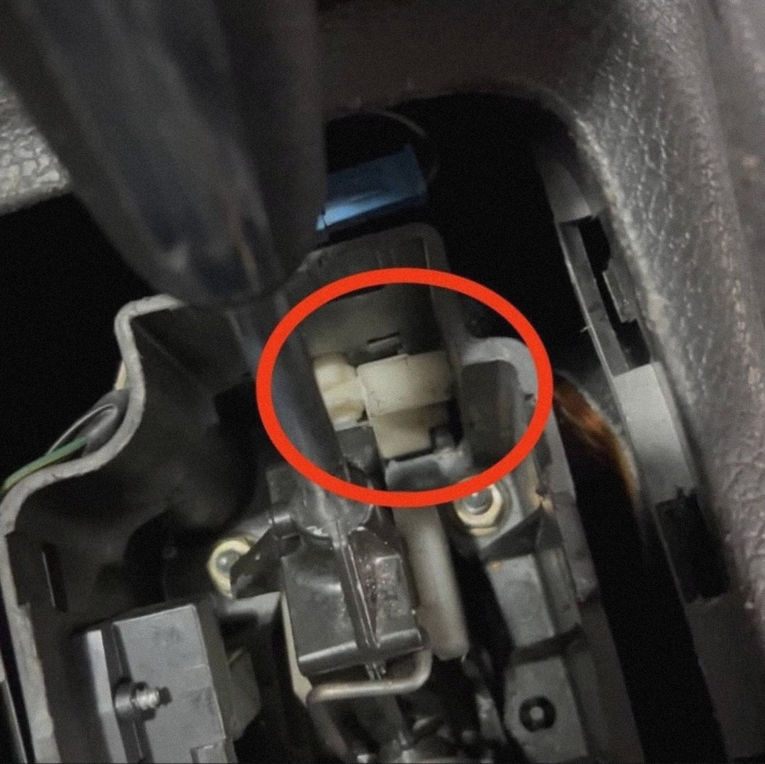 خار قفل کن داخل کاسه شیفتر پژو 206 اتومات