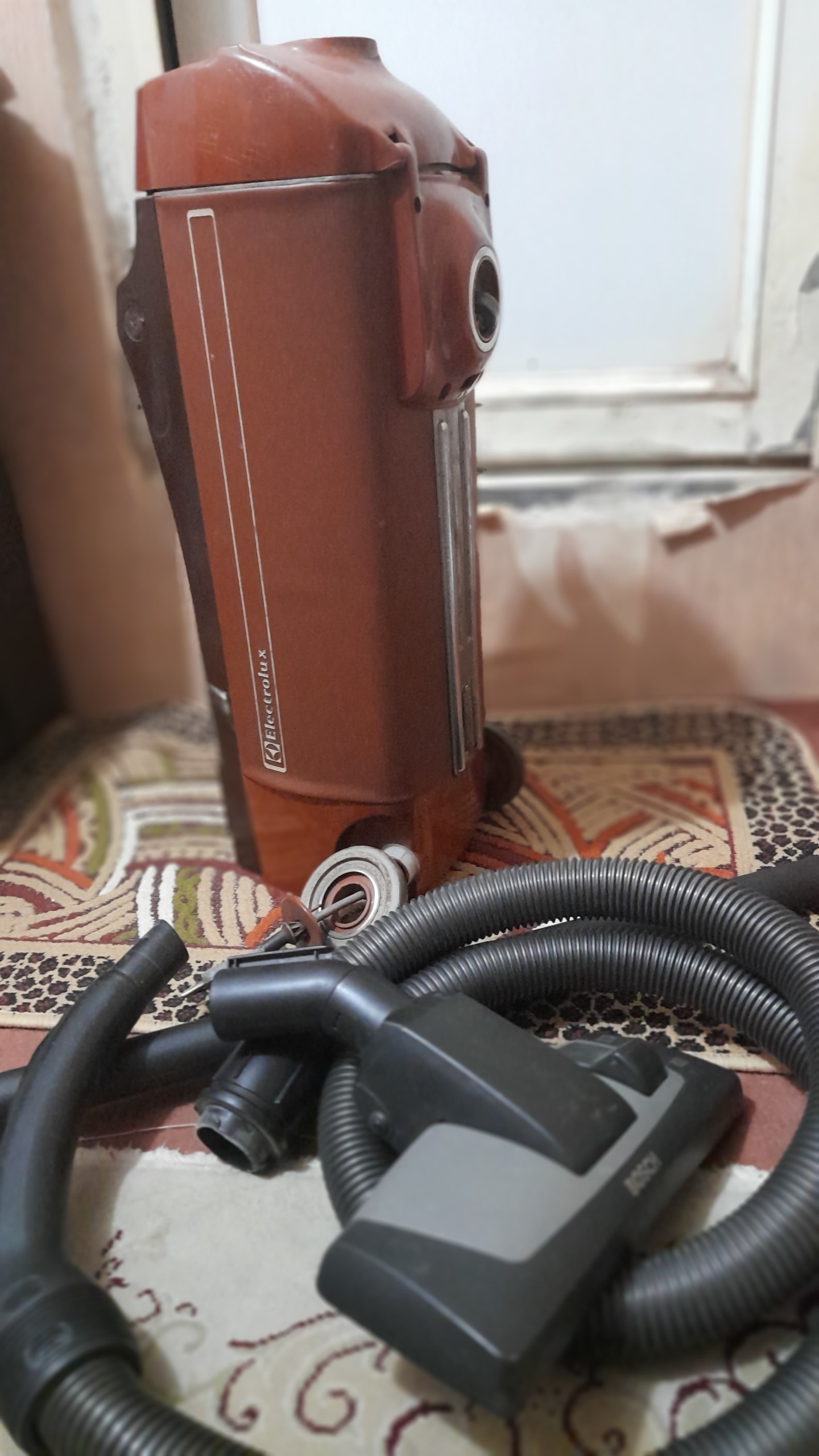 جارو برقی الکترولوکس