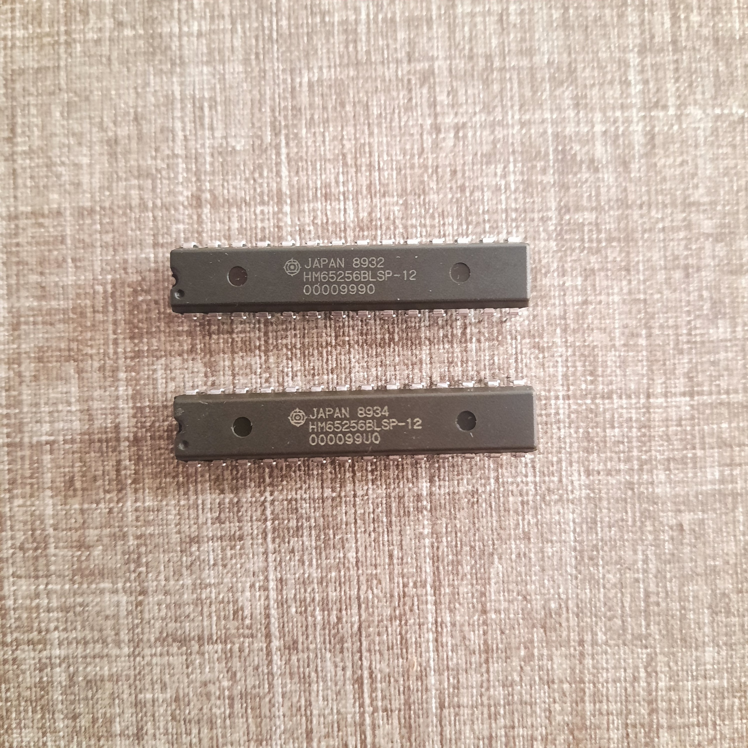 3 تا آیسی رم HM65256BLSP-12 و LH5P832D-12