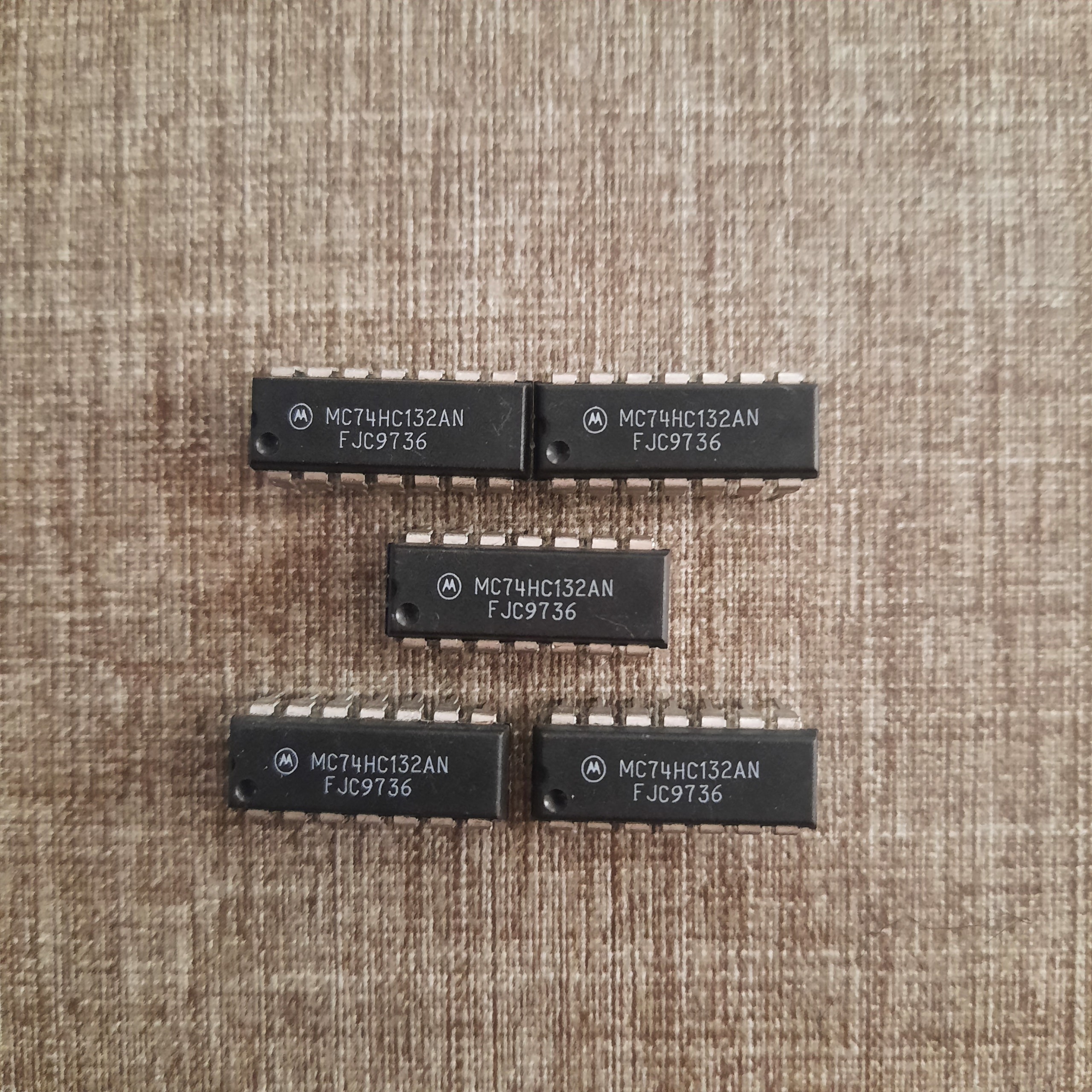 5 تا آی سی اصلی Motorola MC74HC132AN