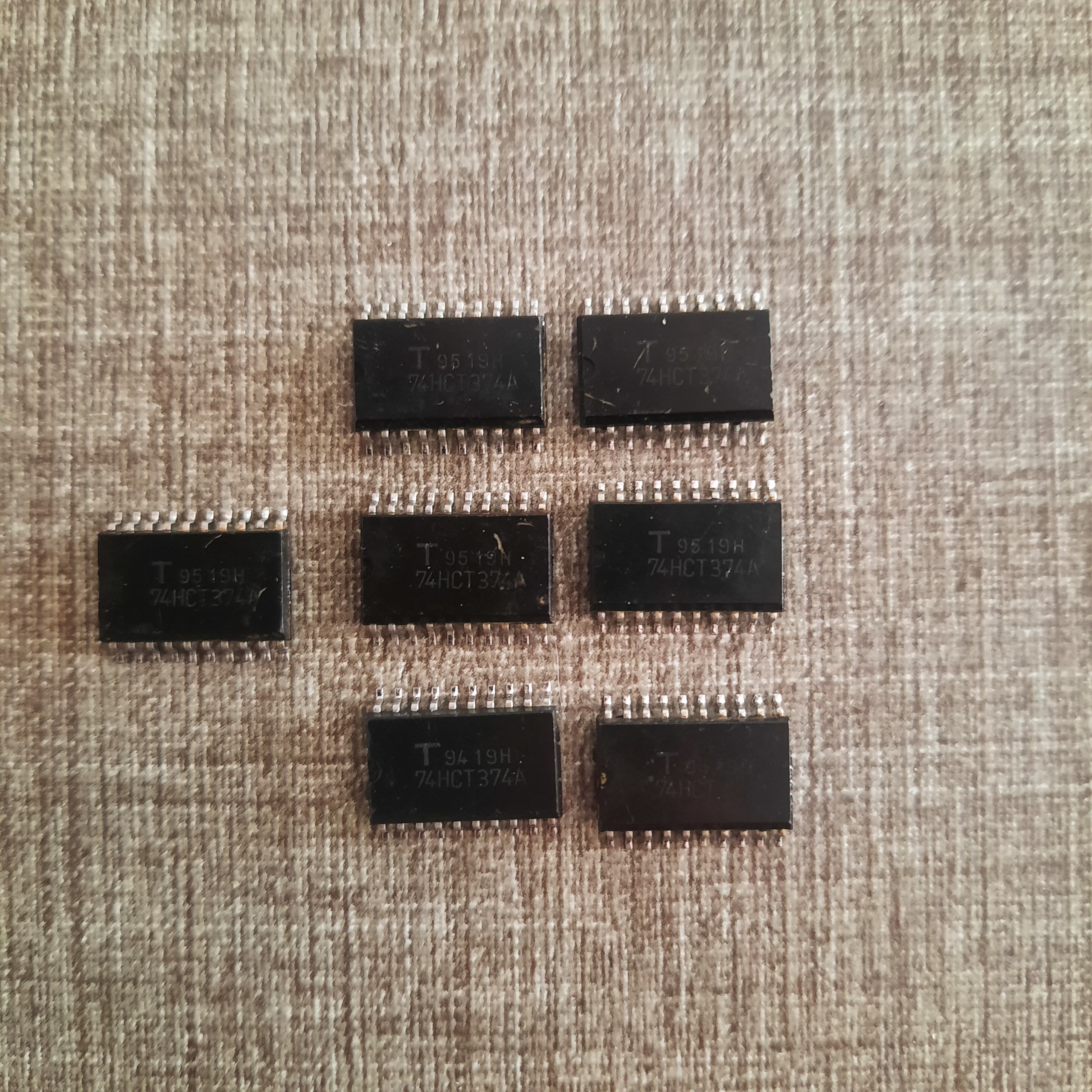 7 عدد آی سی  Toshiba 74HCT374A