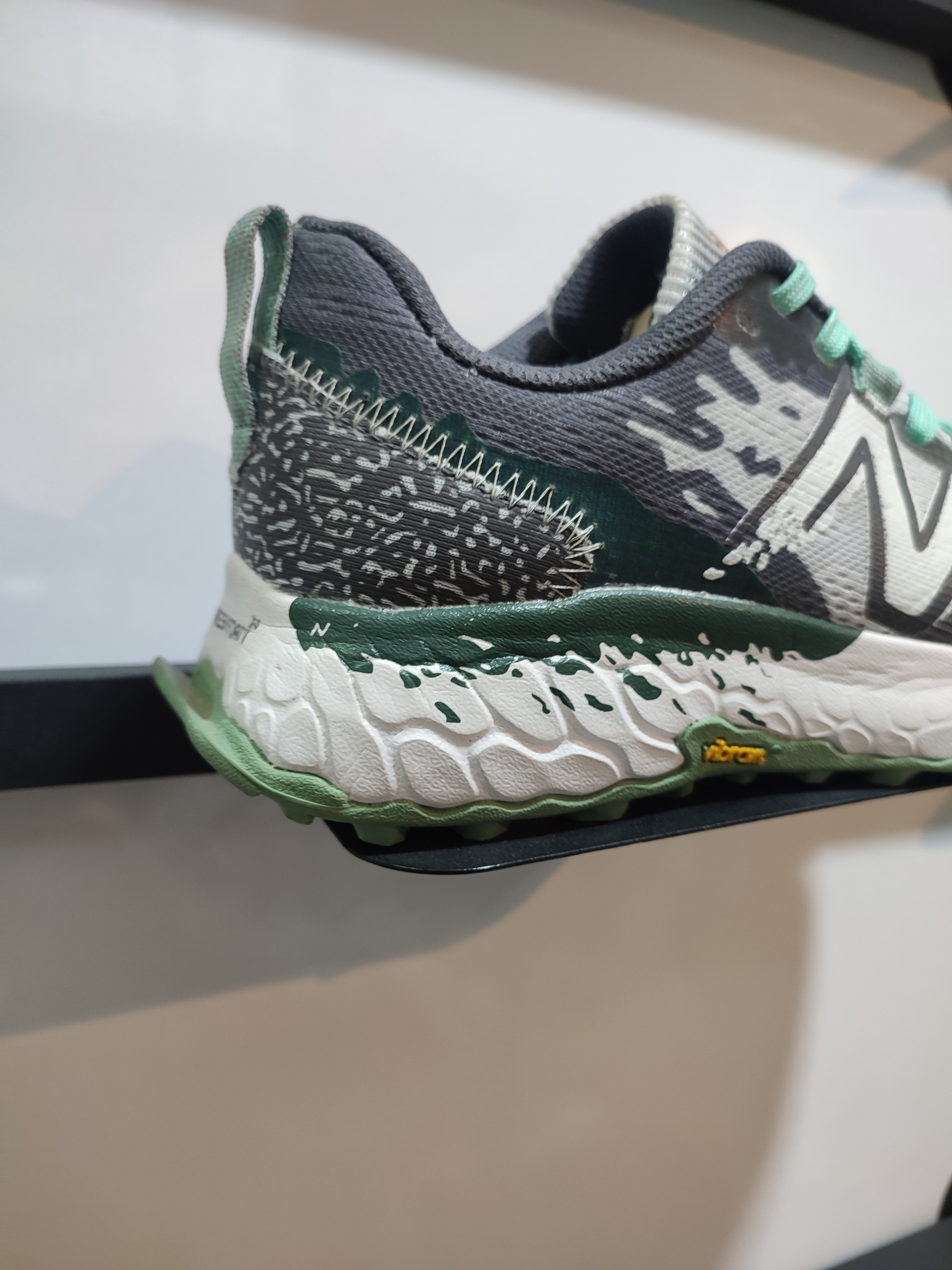 کتونی نیوبالانس ویتنام