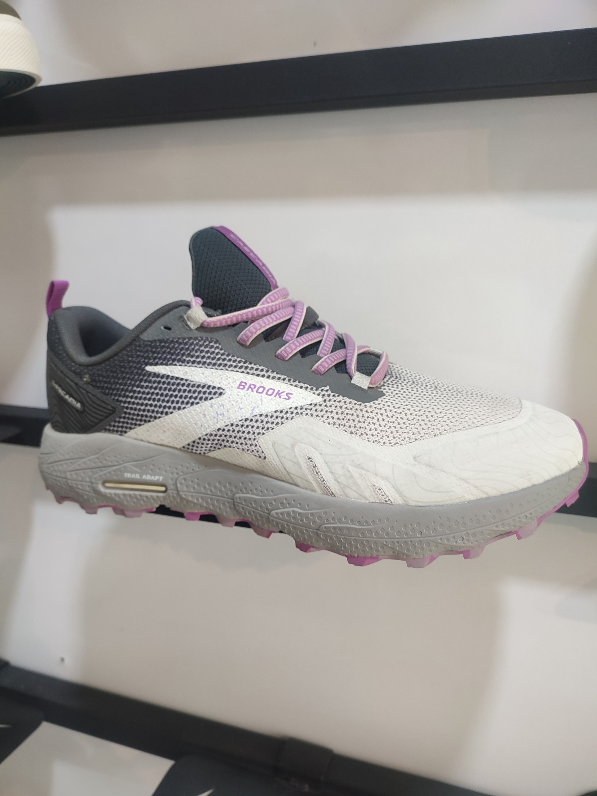 کتونی بروکس cascadia