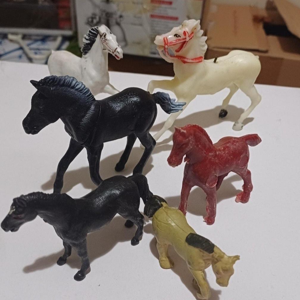 تعدادی فیگور اسب