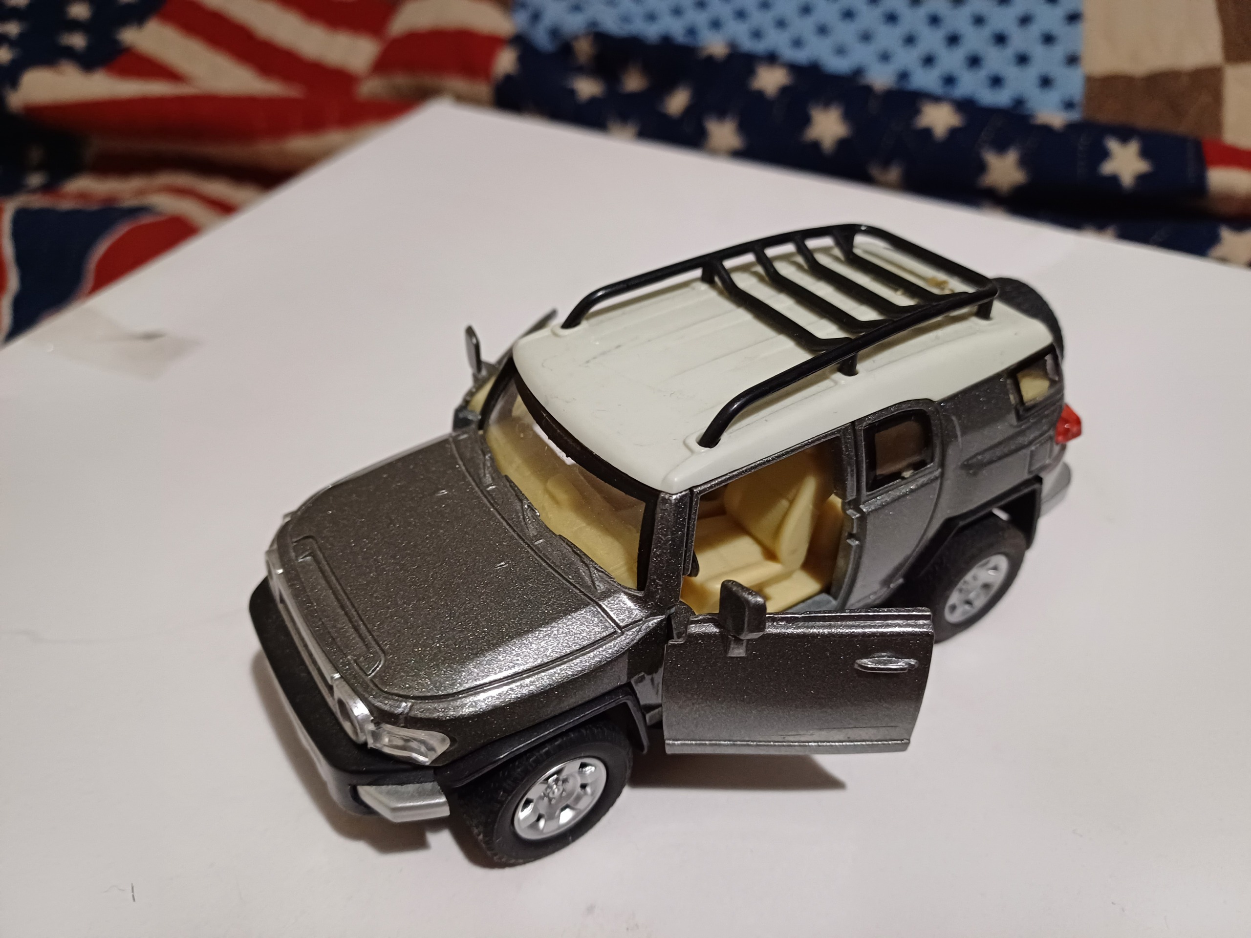 ماکت ماشین فلزی