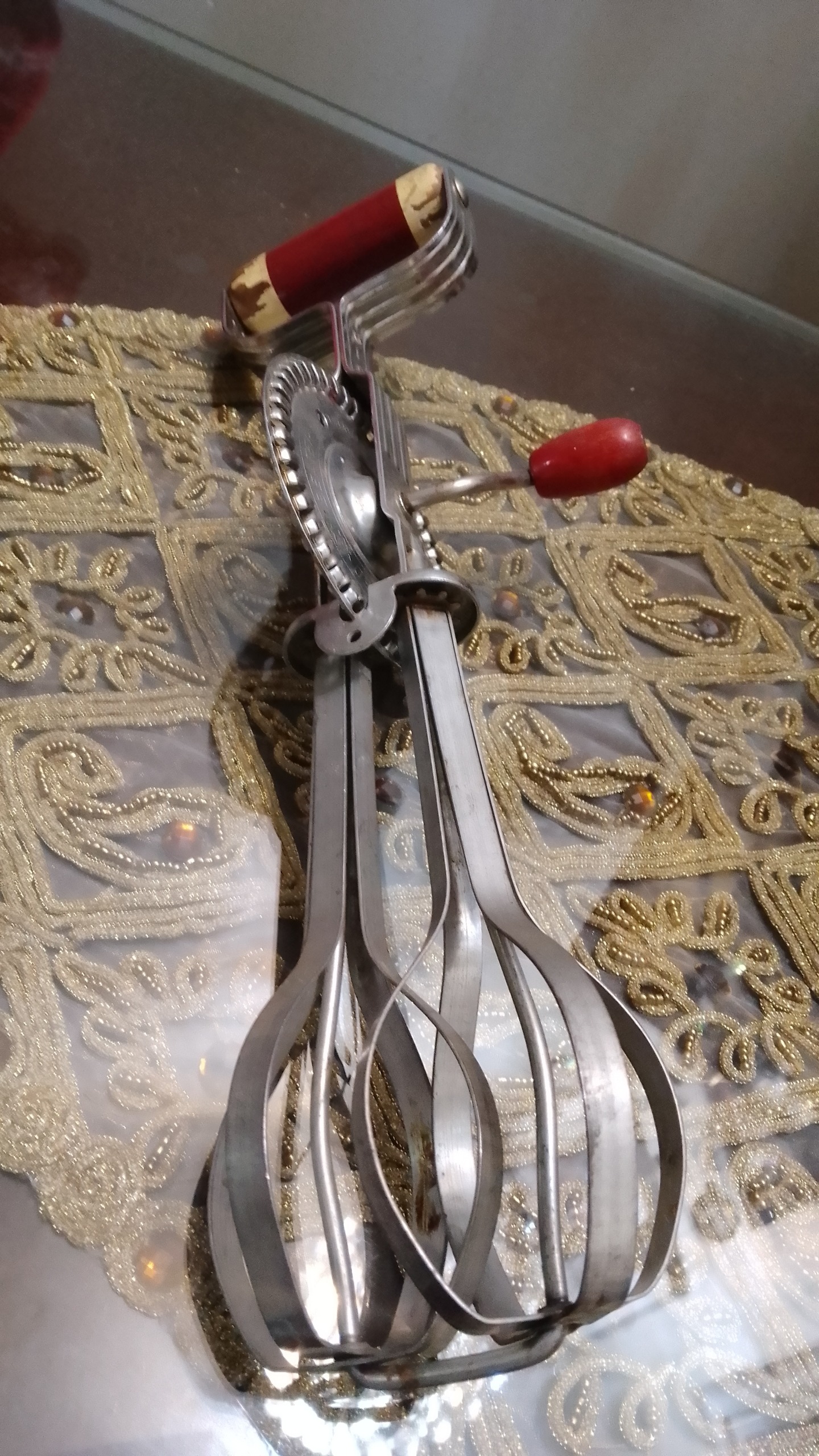 همزن دستی قدیمی آمریکایی مارکدار چرخ دنده فلزی