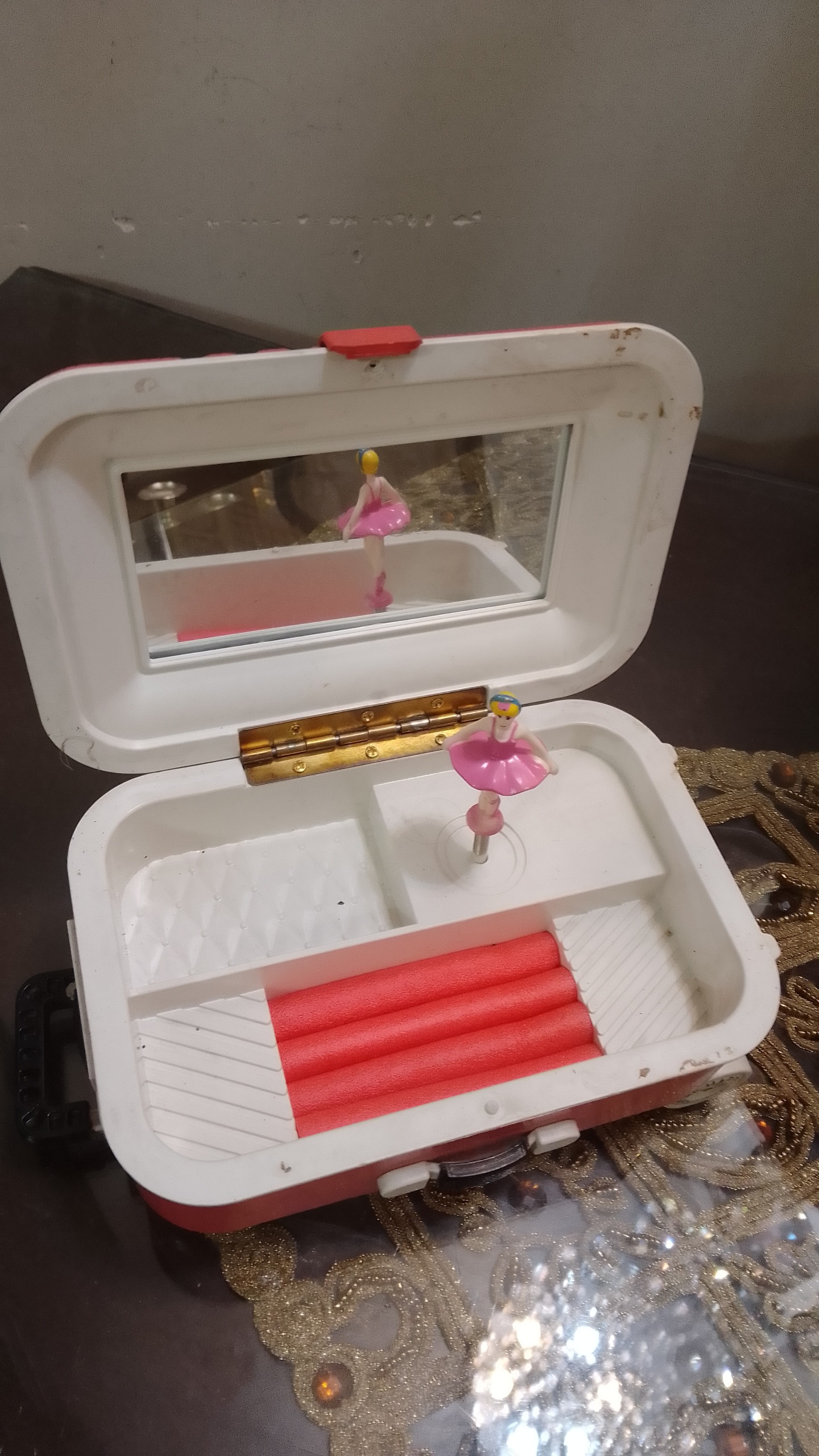 جعبه آنتیک کوکی موزیکال و عروسک رقصنده قدیمی