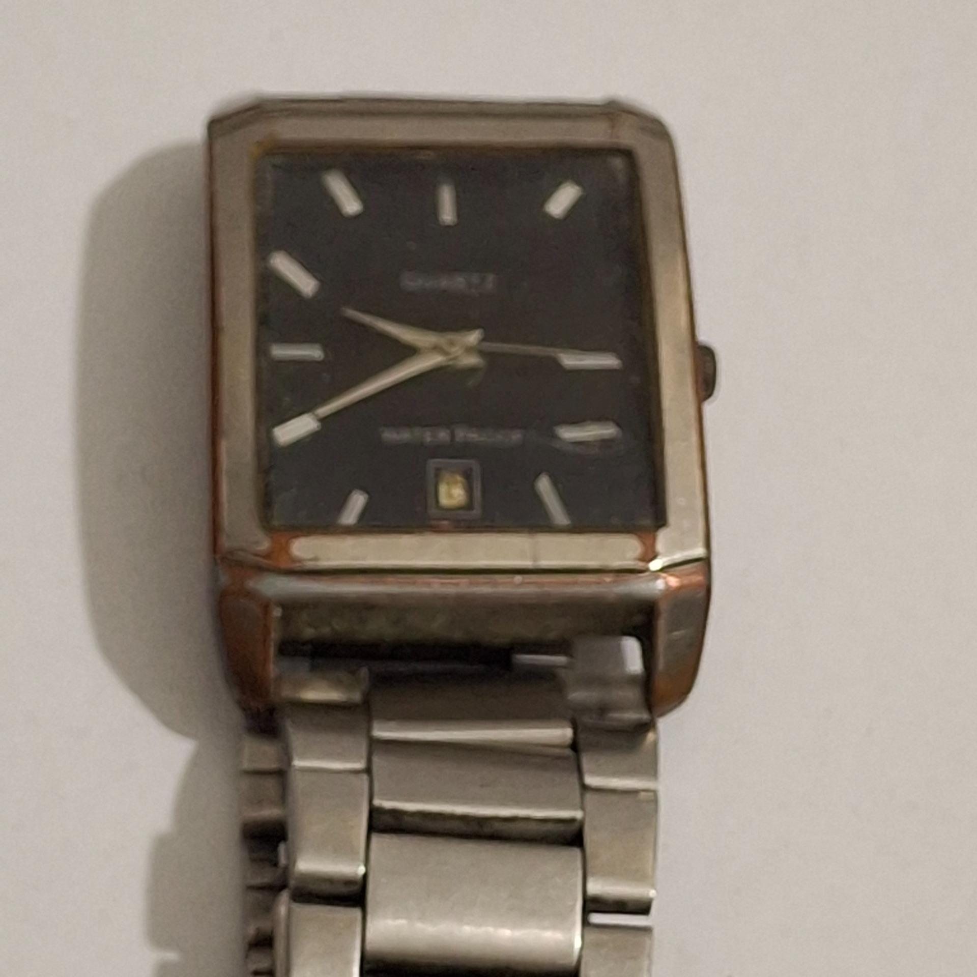 ساعت مچی قدیمی کوارتز