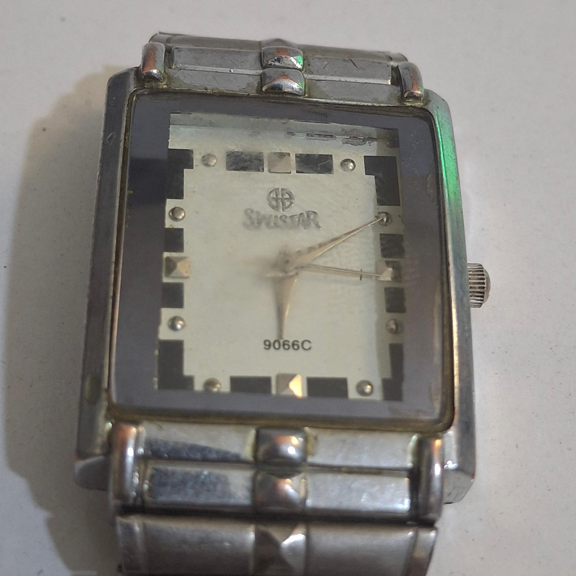 ساعت مچی قدیمی سوئیستار