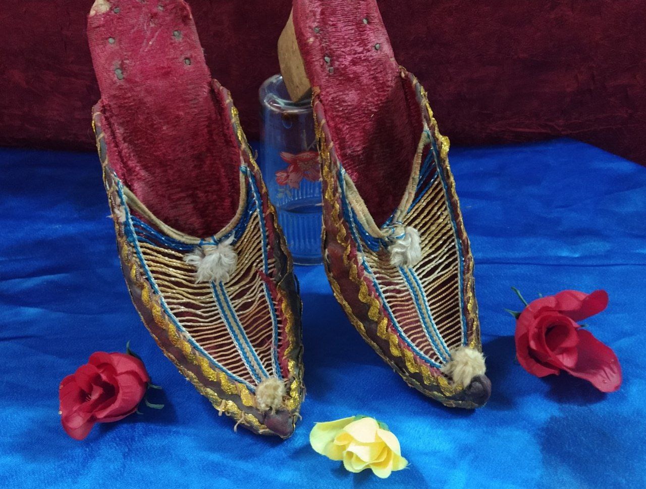 یک جفت کفش زنانه پاشنه چوبی کف چرمی قدیمی