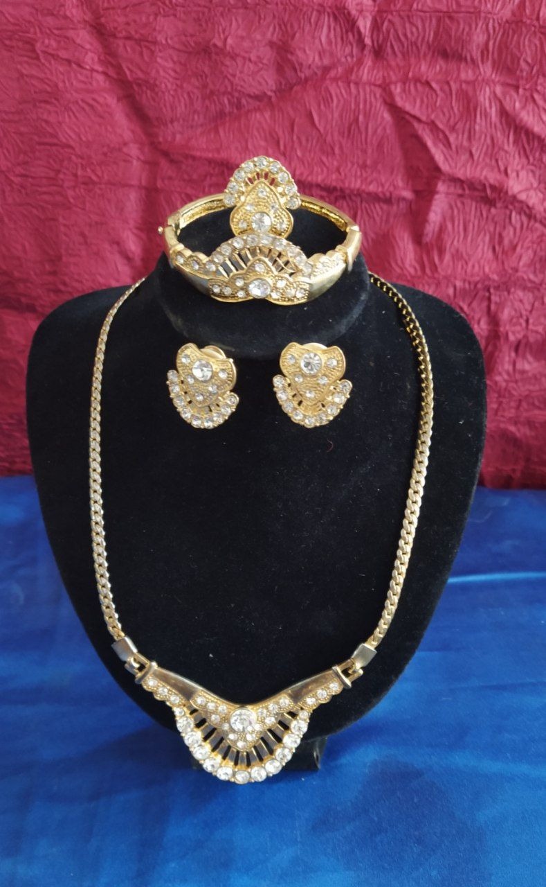 ست زیبای گردبندوگوشواره ودستبندوانگشترزیبا