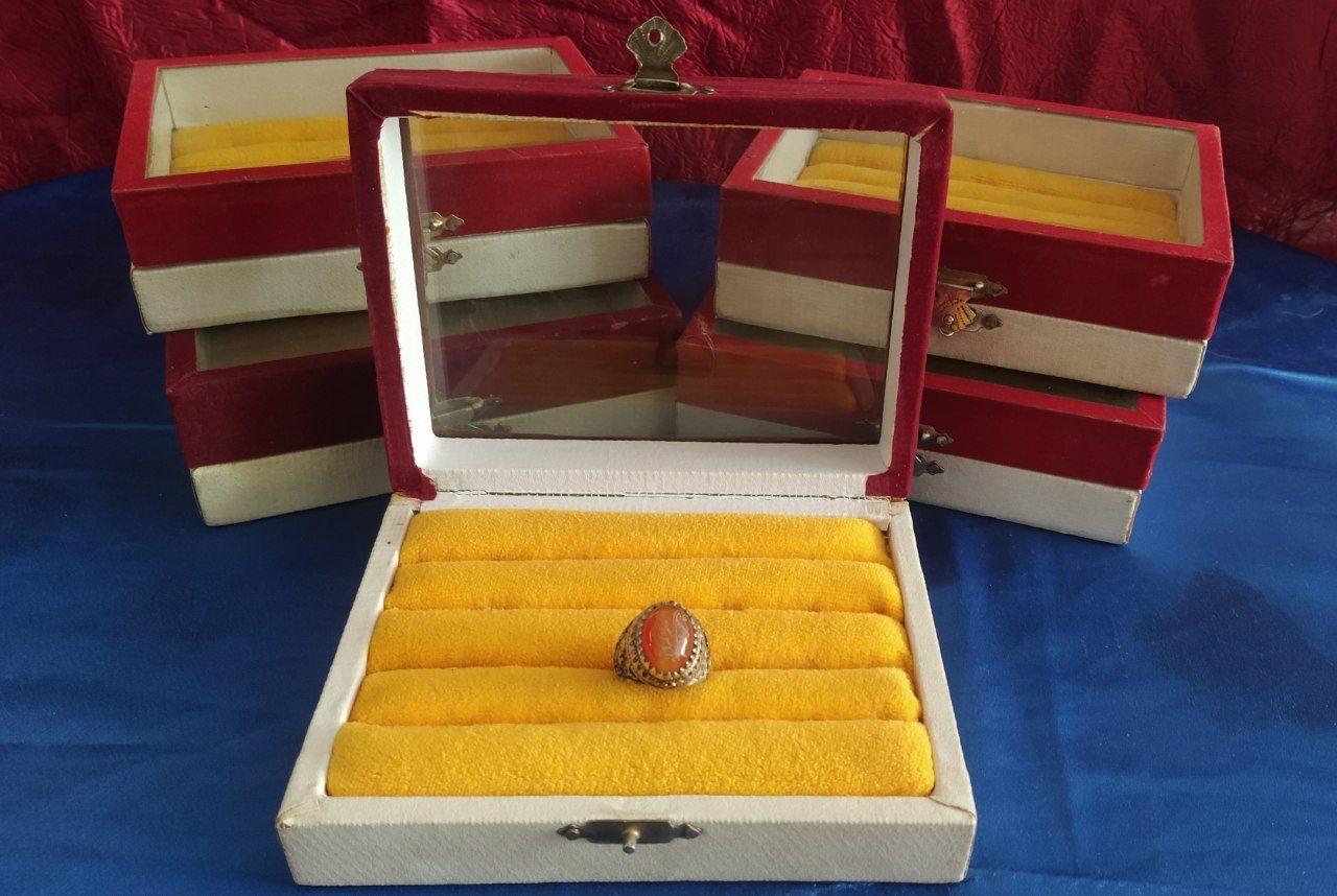 جعبه واستند چوبی وشیشه دارانگشترقدیمی