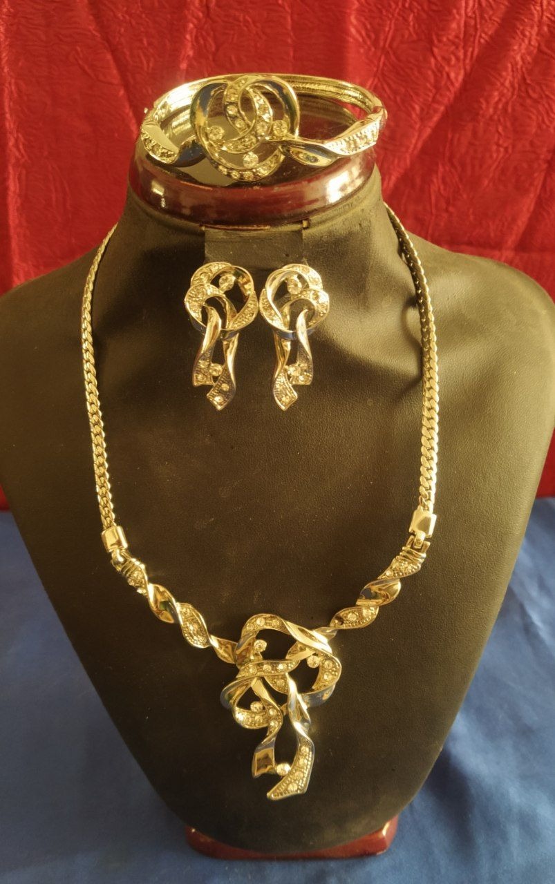 ست زیبای گردنبندوگوشواره ودستبند