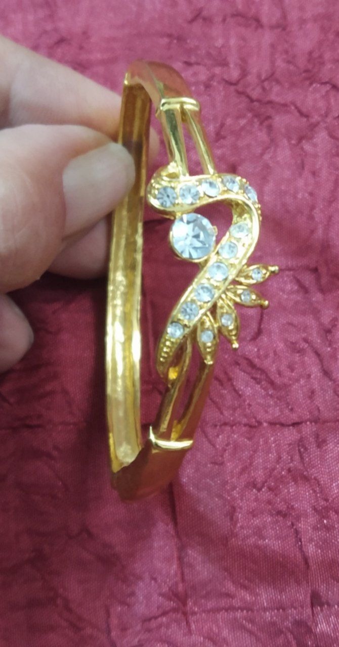 دستبندنگین داربازشونده ازبغل بسیارزیبا