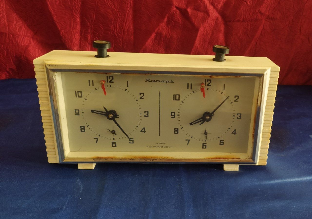 ساعت رومیزی سالم وبی نظیر شطرنج