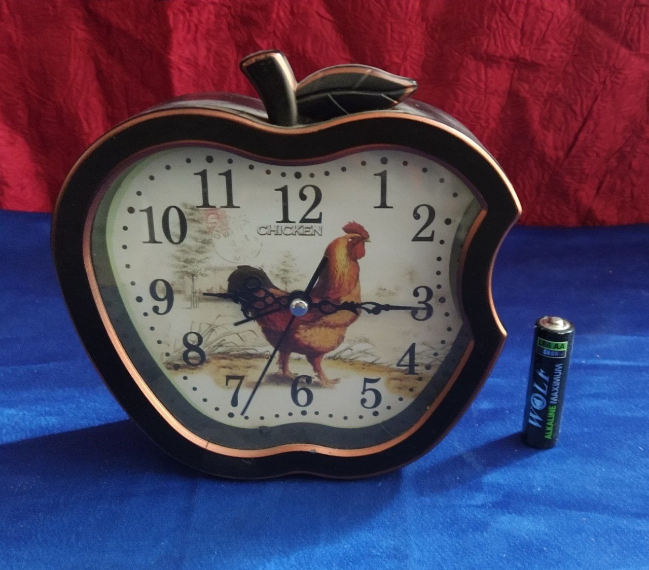 ساعت رومیزی سالم وزنگدارطرح سیب باتری خور