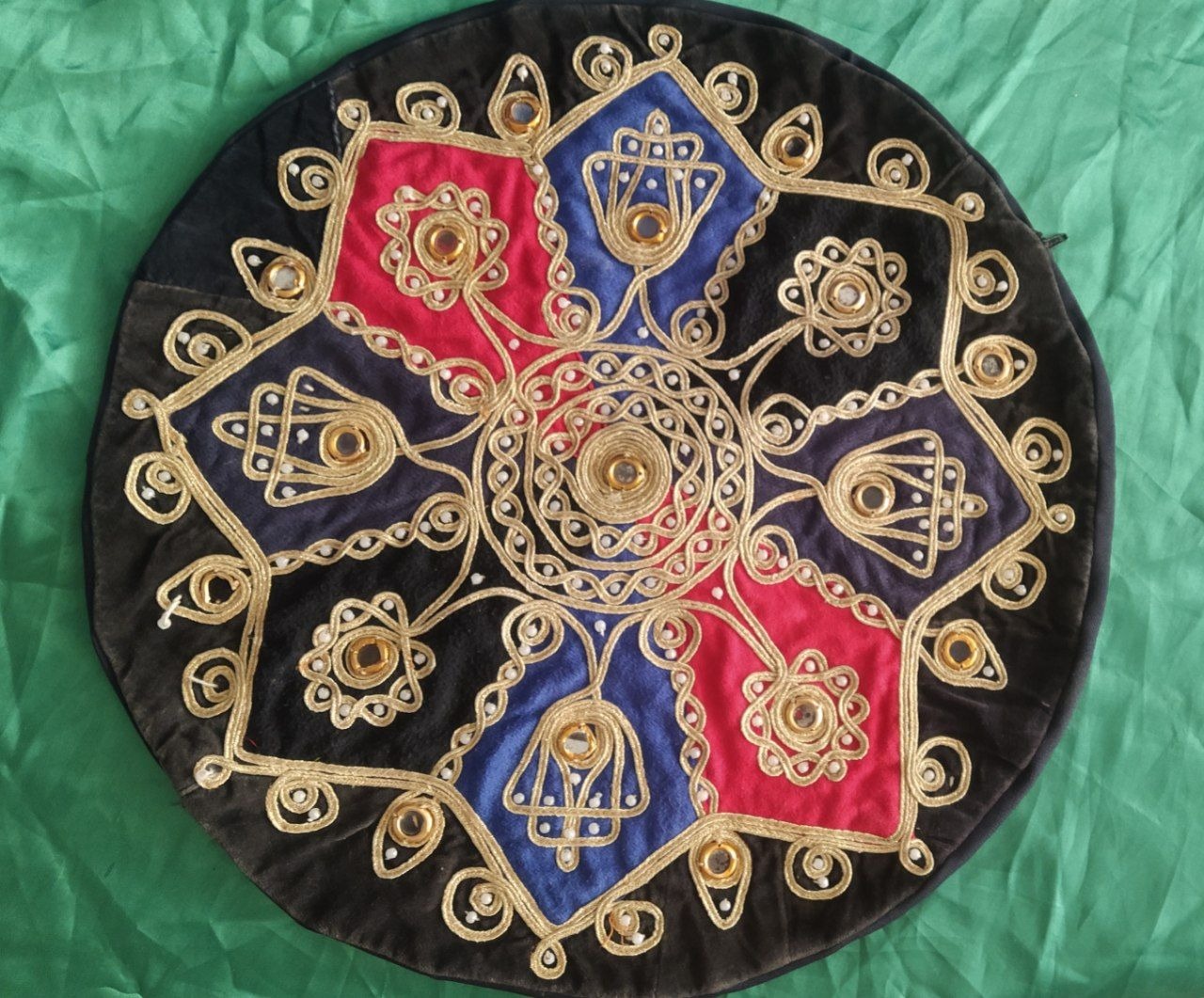 کوسن زیباودست دوزقدیمی کلیسونی