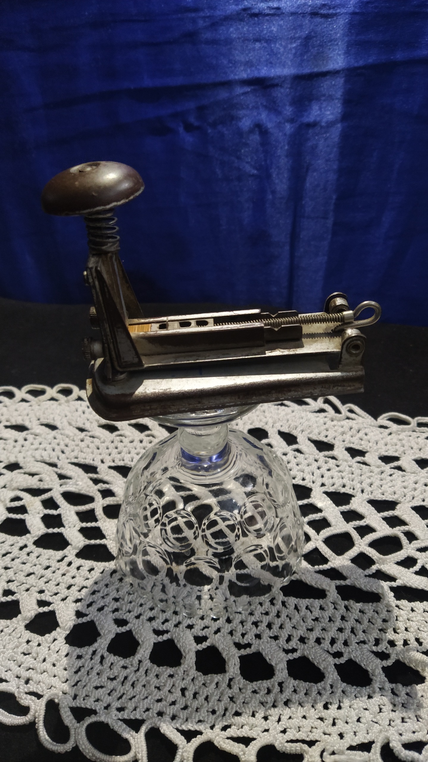 دستگاه منگنه بسیارقدیمی کلیسونی وکمیاب