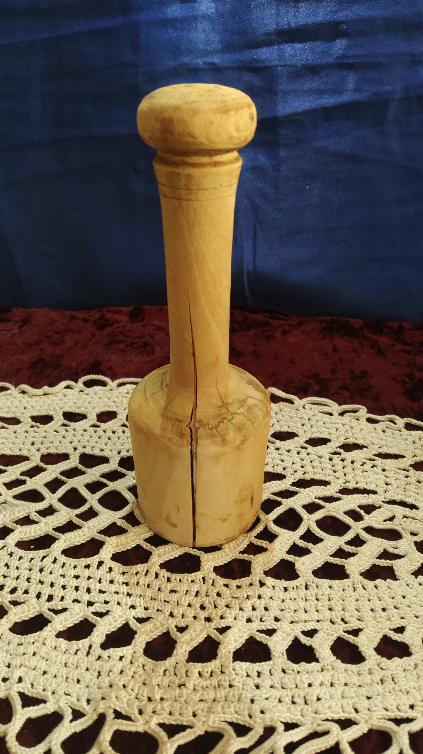 گوشت کوب چوبی نسبتاقدیمی