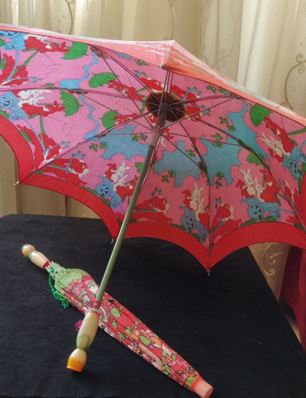 چترهای پارچه ای دسته چوبی زیبا قدیمی