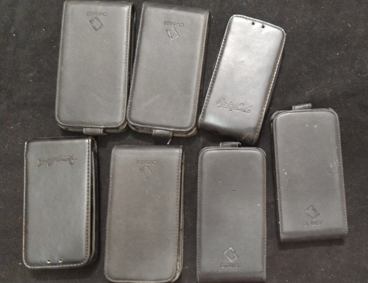 کیف چرمی قدیمی تاشونده. موبایل قدیمی