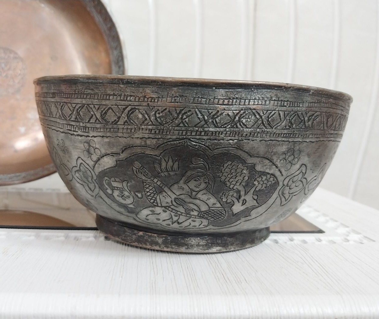 کاسه مسی قدیمی و قلمکاری (زنان نوازنده)