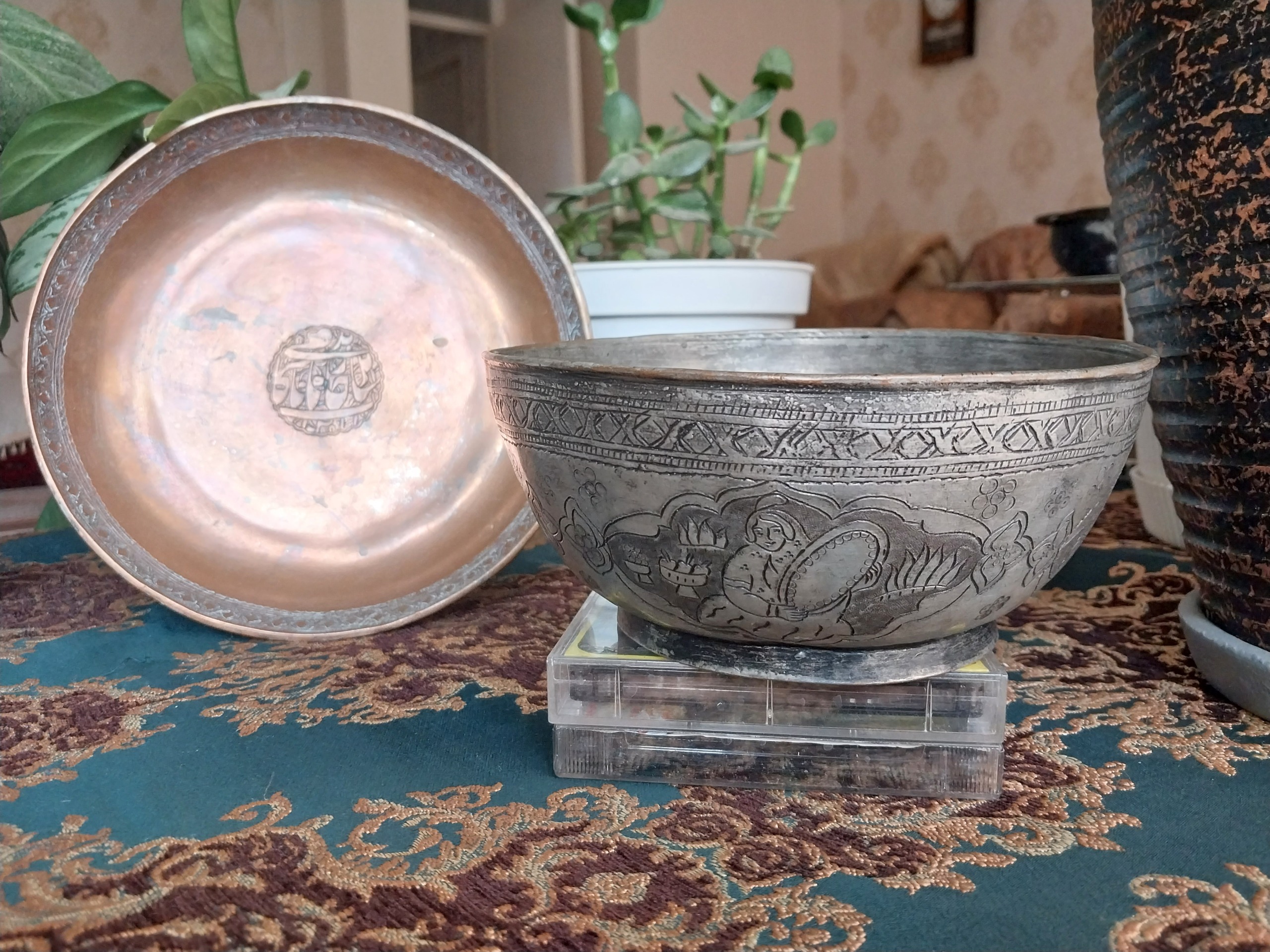 کاسه و بشقاب قدیمی مسی قلمکاری (زنان نوازنده)