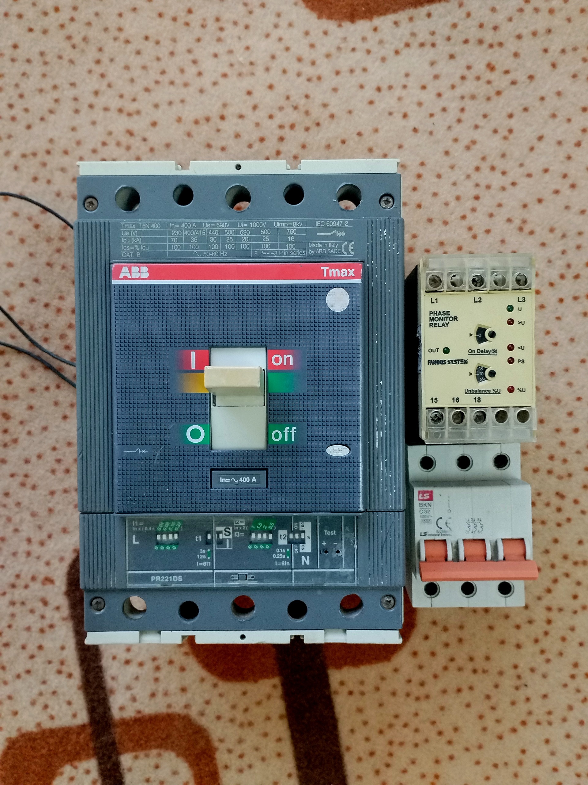 کلید اتوماتیک(معیوب) ABB 400  فاز مانیتور و فیوز