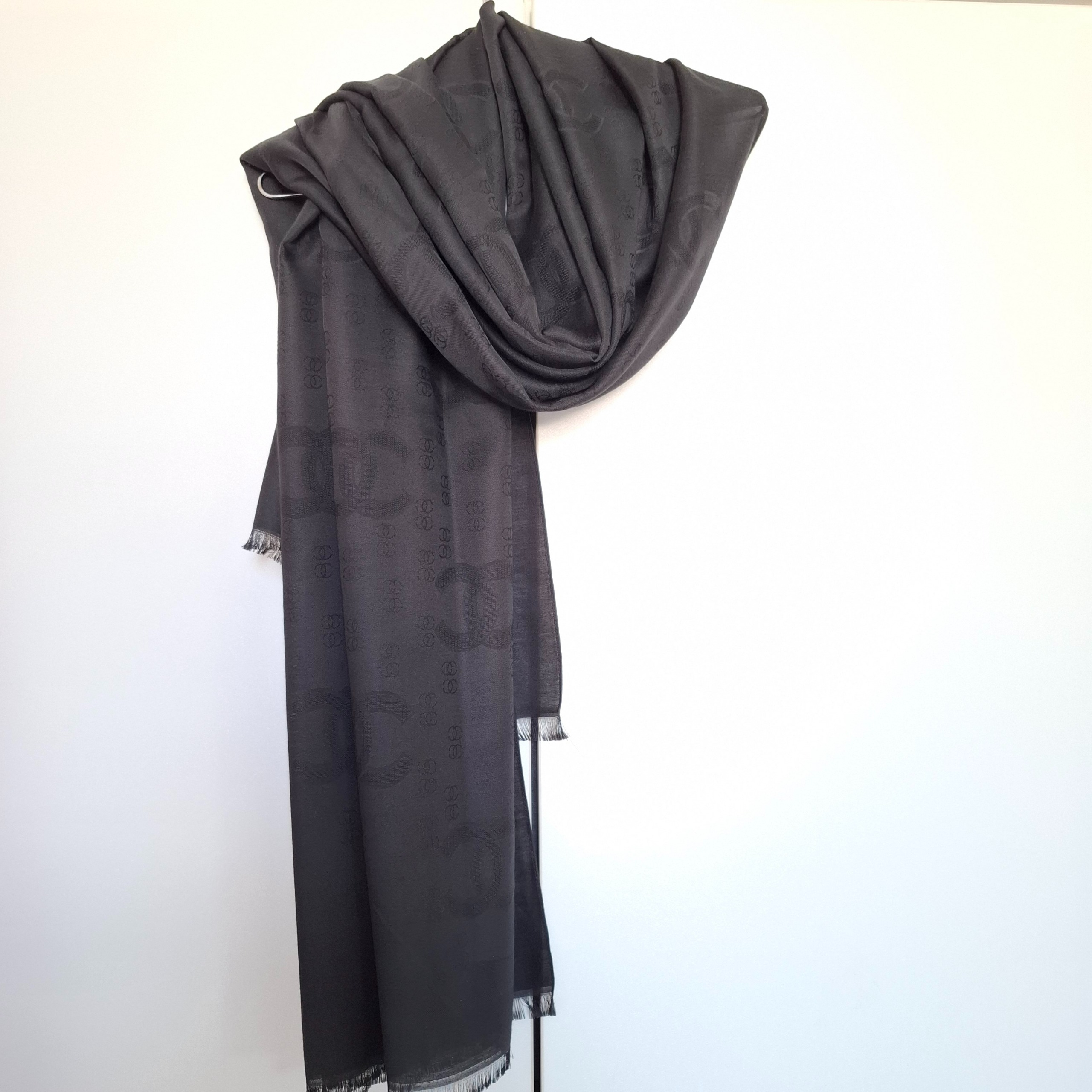 تعدادی شال در حد نو