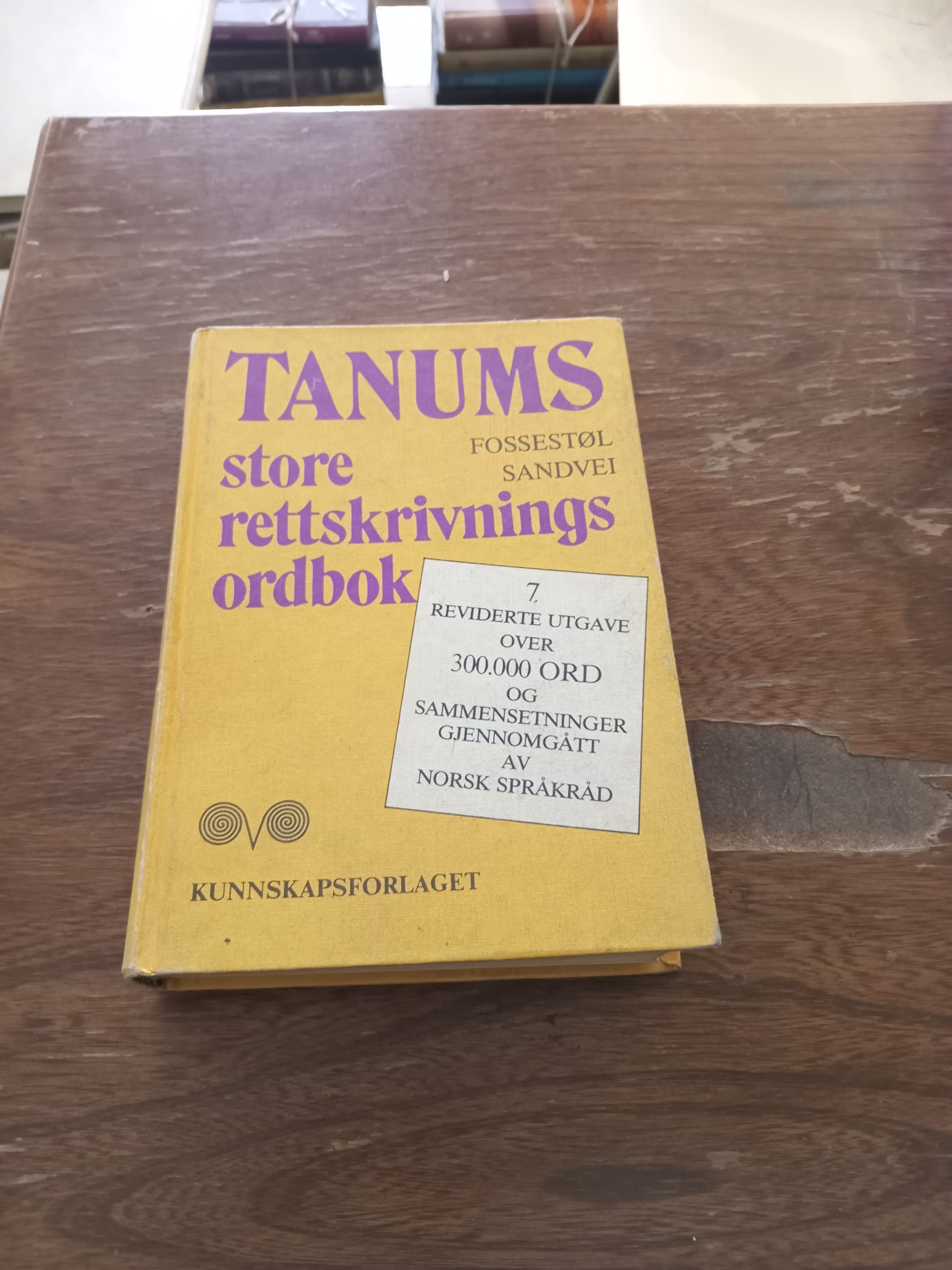 - فرهنگ لغت زبان سوئدی به سوئدی چاپ اصلی سوئد