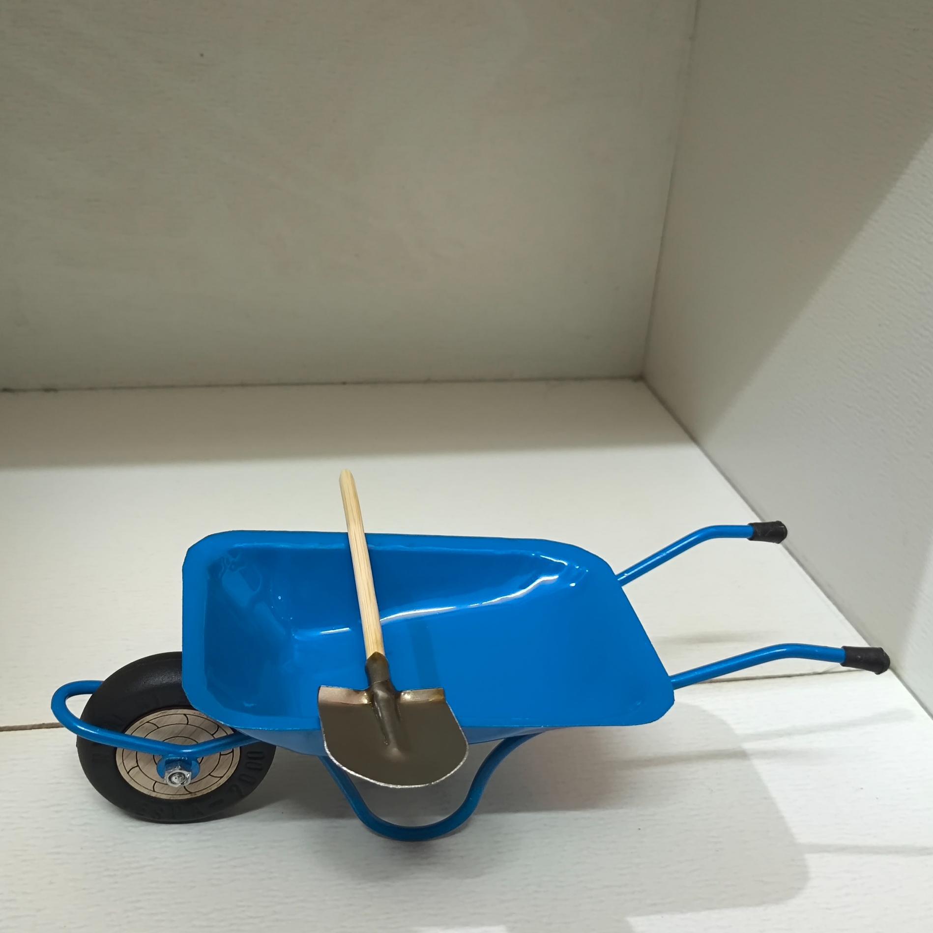 فرغون فلزی مینیاتوری همراه با بیل