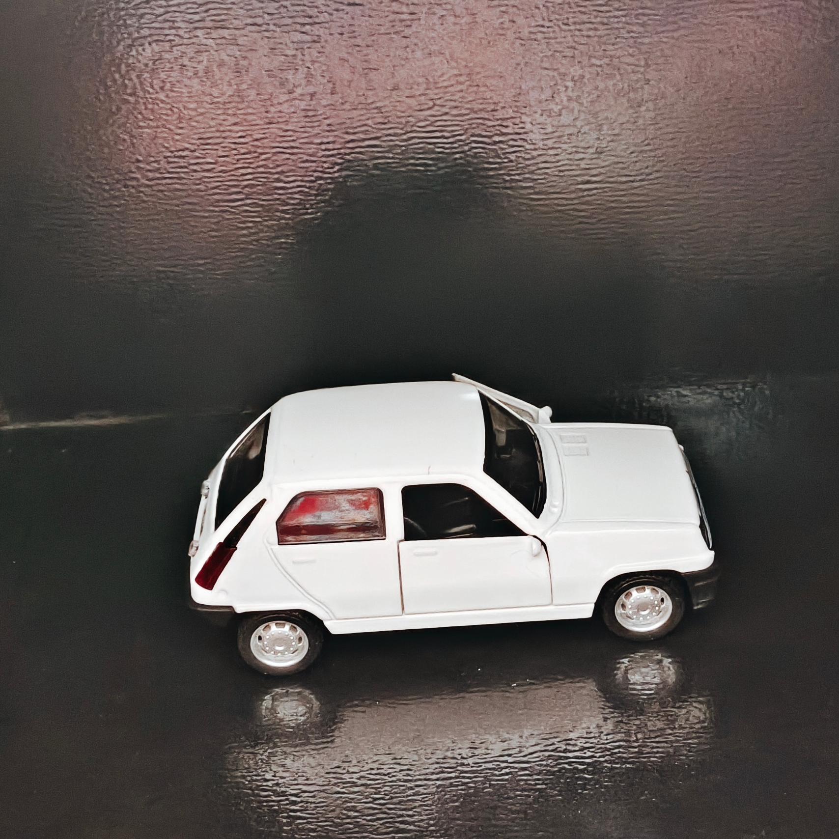 ماکت ماشین فلزی رنو 5 رنگ سفید