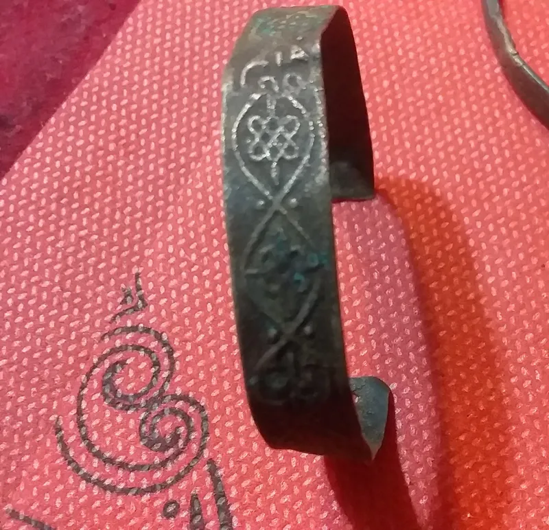  زیور آلات قدیمی نقش نگار دار