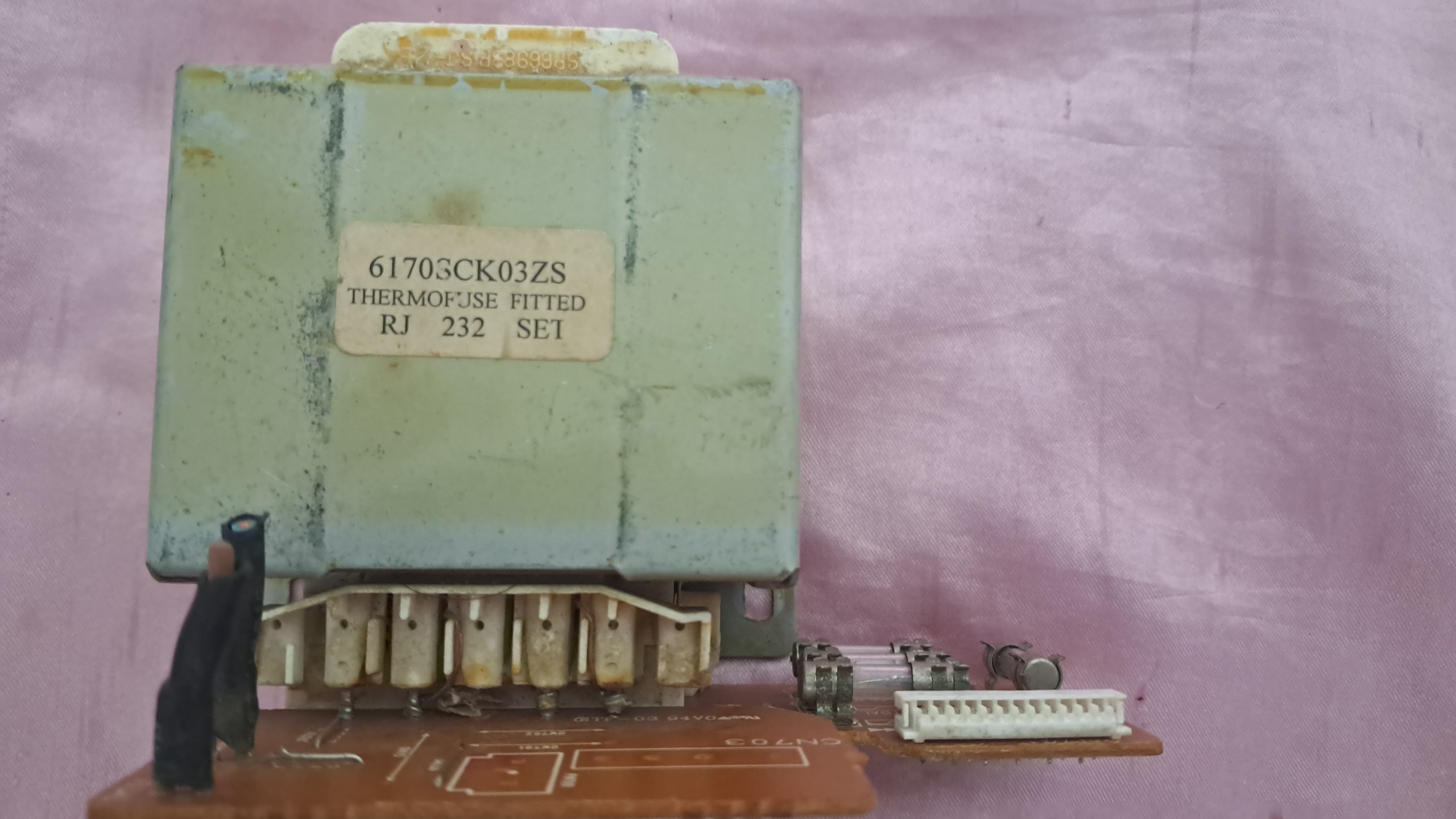 ترانس قدیمی و سنگین وزن تقریبا 2کیلو هست